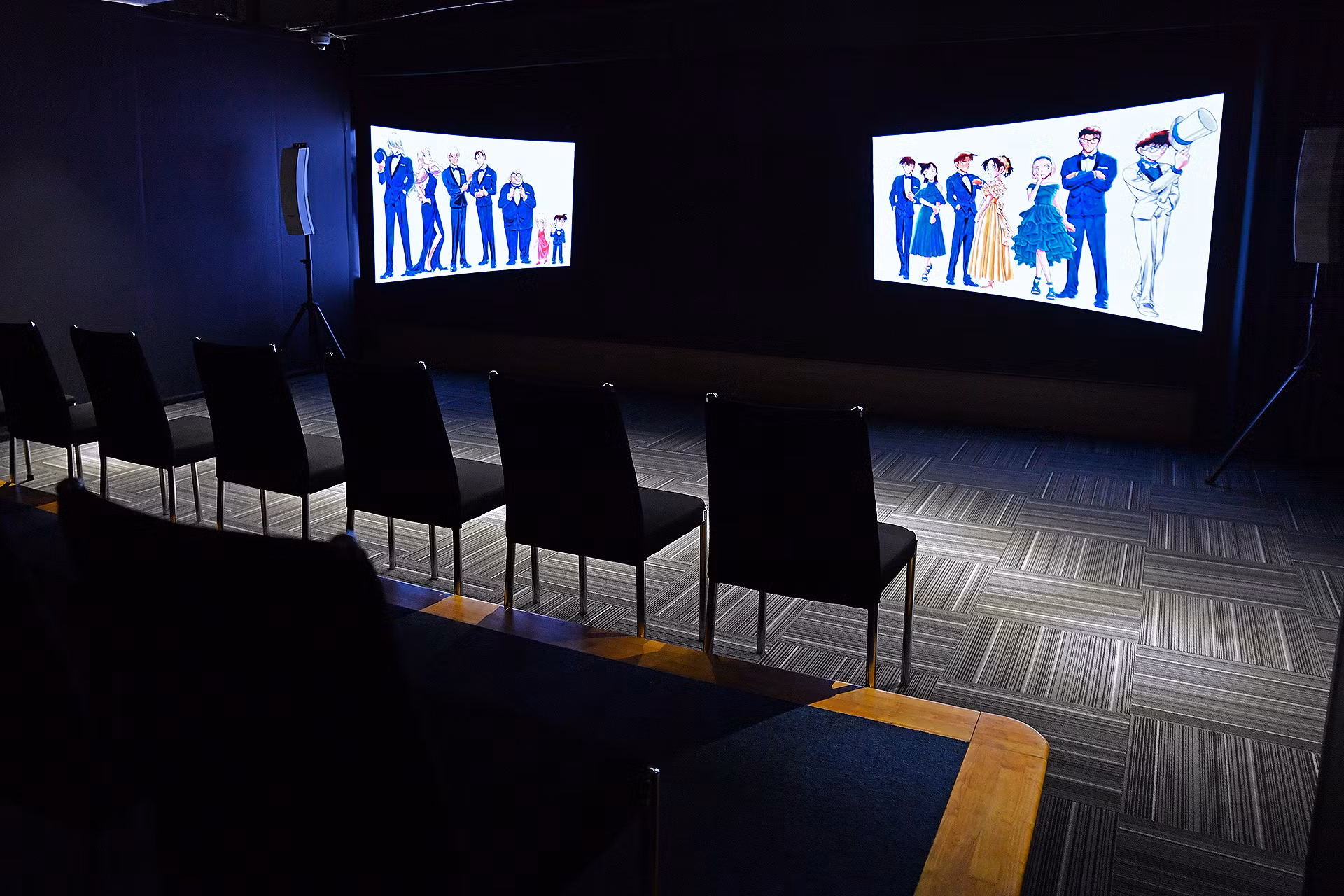 Cuối Triển lãm là một rạp phim mini, nơi người hâm mộ chàng thám tử bị teo nhỏ Edogawa Conan - Shinichi Kudo có thể thưởng thức clip ngắn về loạt truyện. Theo tiết lộ của một thành viên Ban tổ chức Triển lãm, đây là một clip chưa từng được công bố ở Việt Nam.