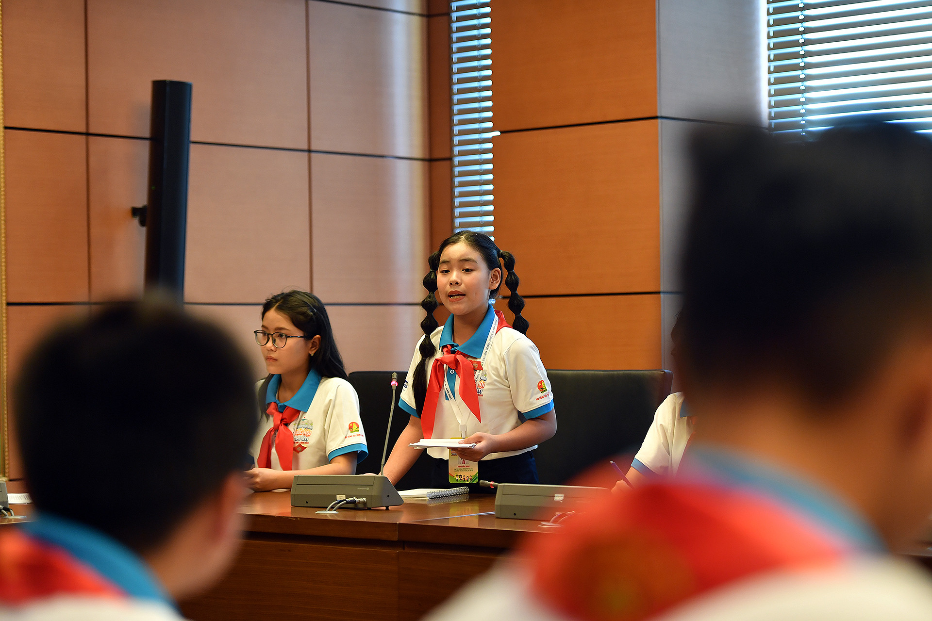 Đại biểu Phan Bảo Ngọc, thành viên nhỏ tuổi nhất của đoàn đại biểu Phiên họp giả định "Quốc hội trẻ em" lần thứ 2 của thành phố Hà Nội nêu ý kiến về vấn đề bạo lực học đường đang có xu hướng gia tăng.