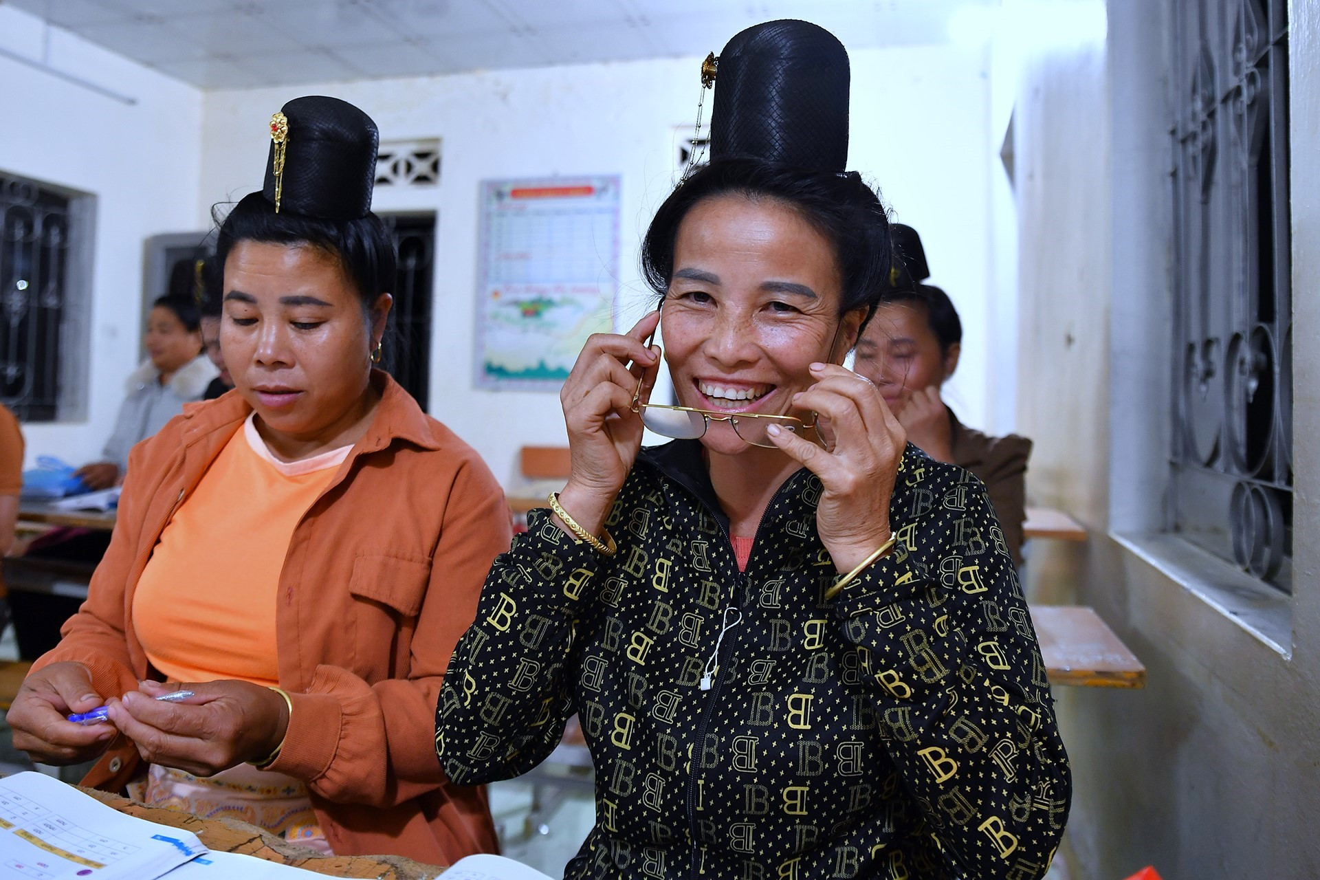 Nhiều học viên trong lớp học đặc biệt này đã phải dùng kính lão, cho biết ngoài giờ học vẫn thường chơi đố vui về chữ cái với cháu nội, cháu ngoại ở nhà mặc dù khi mới đến lớp thì rất xấu hổ, ngại ngùng.