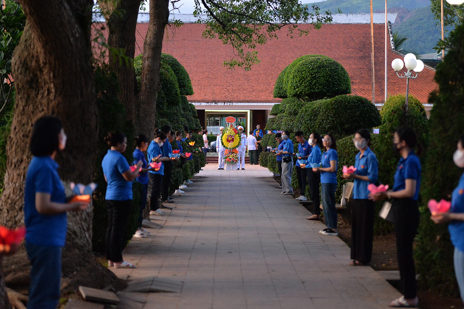 Tiêu binh chuẩn bị thực hiện nghi lễ dâng hoa tại chương trình.