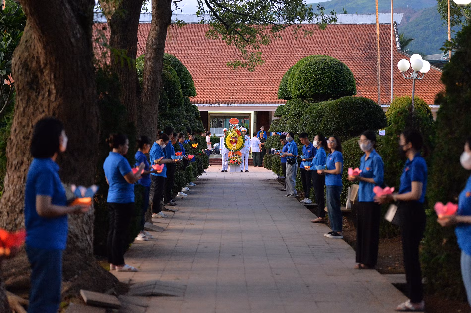 Tiêu binh chuẩn bị thực hiện nghi lễ dâng hoa tại chương trình.