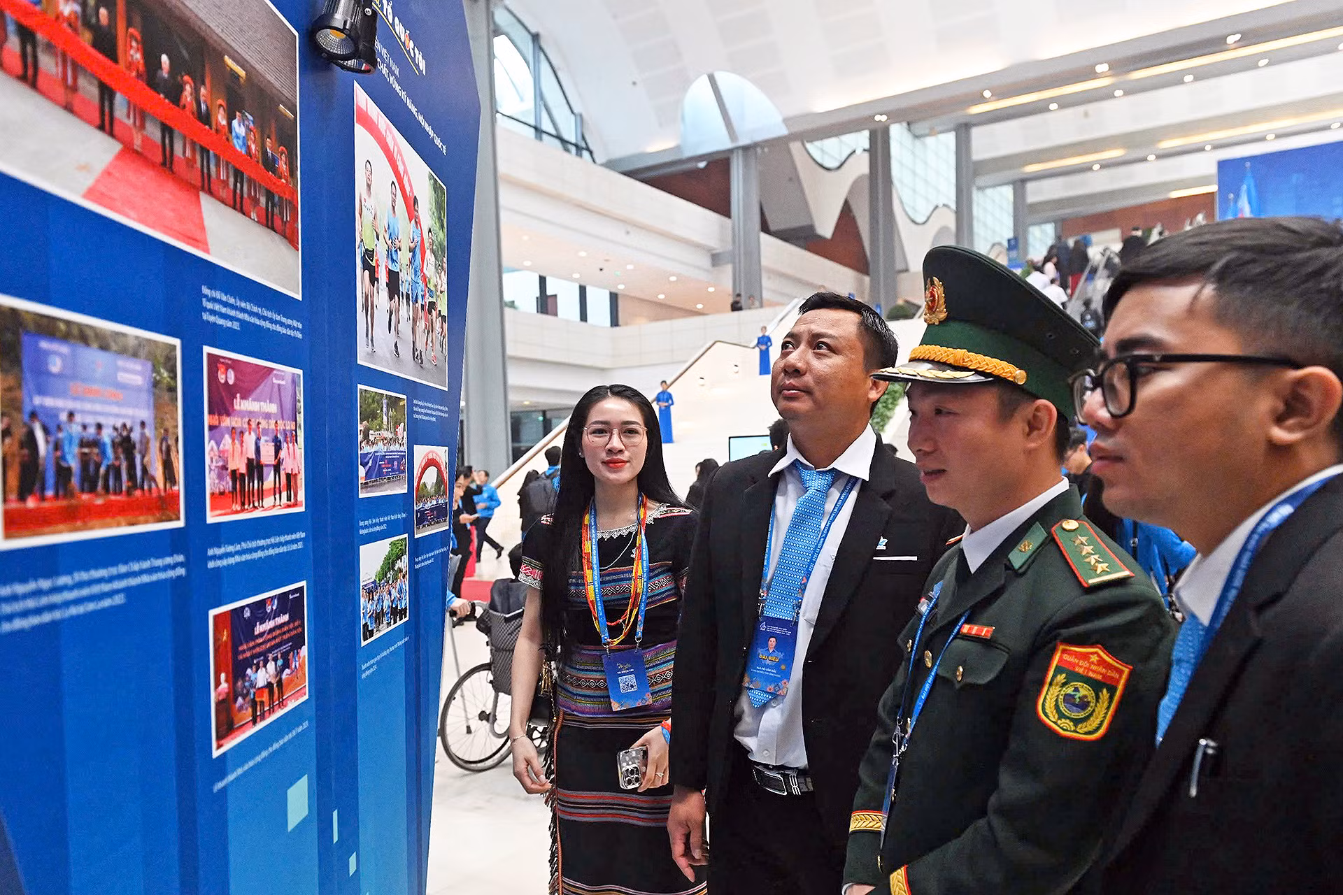 Đại biểu tham quan Triển lãm "Thanh niên Việt Nam - Tự tin bước vào kỷ nguyên mới".