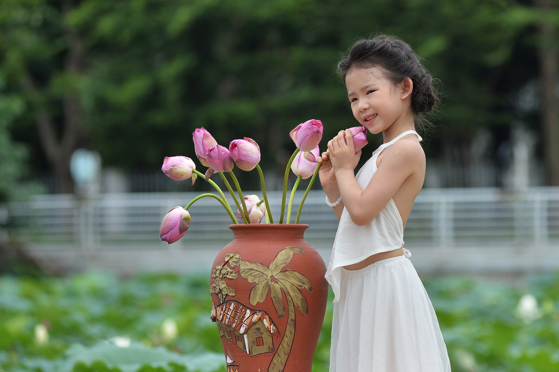 Trong số đó, có cả những "công dân nhí" vô cùng tươi tắn và hồn nhiên. Trong ảnh là bé Hà Linh, sinh năm 2018, được mẹ đưa đi chụp ảnh từ quận Ba Đình.