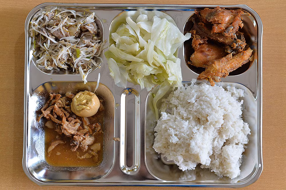 Một suất cơm của học sinh trong chương trình "Nấu cơm cho em".