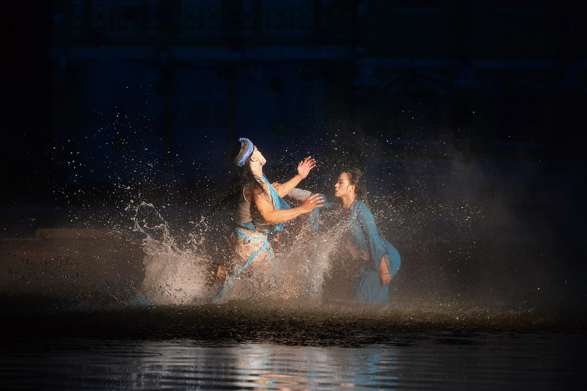 Ngày người thương trở về, nàng đã hóa đá, trở thành ngọn hải đăng trường tồn với thời gian.