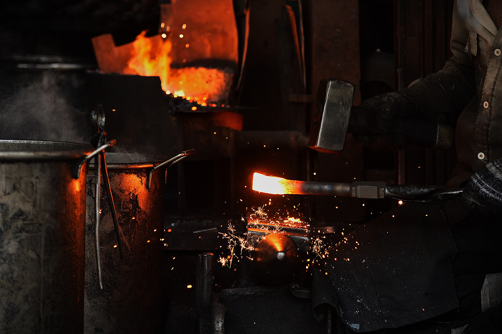 Mỗi tiếng quai búa đanh gọn vang lên là một lần sản phẩm dần có thêm hình hài, sức sống.