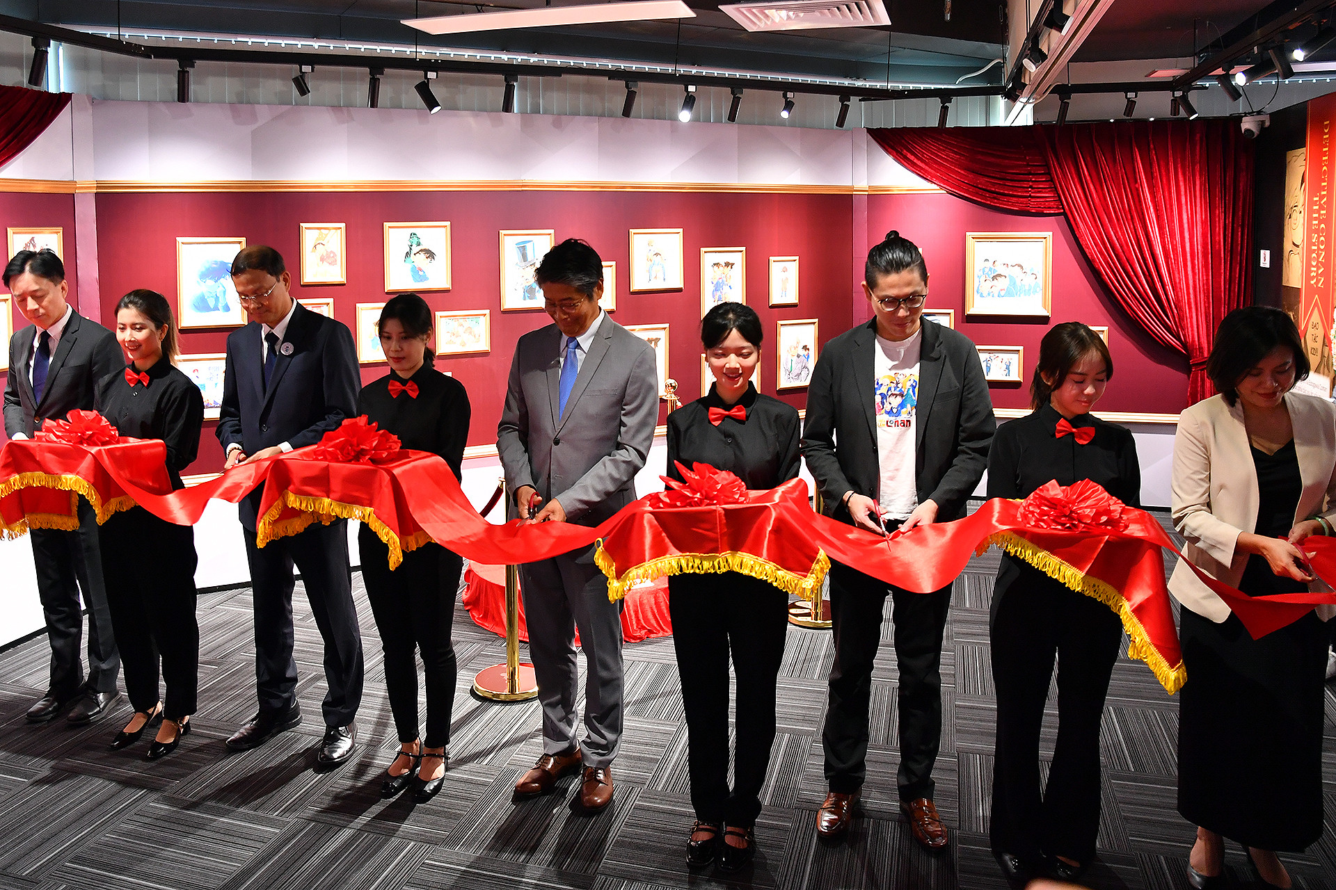 Triển lãm “30 năm đi cùng ký ức - Thám tử lừng danh Conan” do Nhà xuất bản Kim Đồng phối hợp Tagger (công ty được ủy quyền của Shogakukan-Shueisha Productions Co., Ltd. tại Việt Nam) tổ chức. Trong ảnh: Đại diện Nhà xuất bản Kim Đồng và các đơn vị liên quan thực hiện nghi thức cắt băng khánh thành Triển lãm vào sáng 26/10.