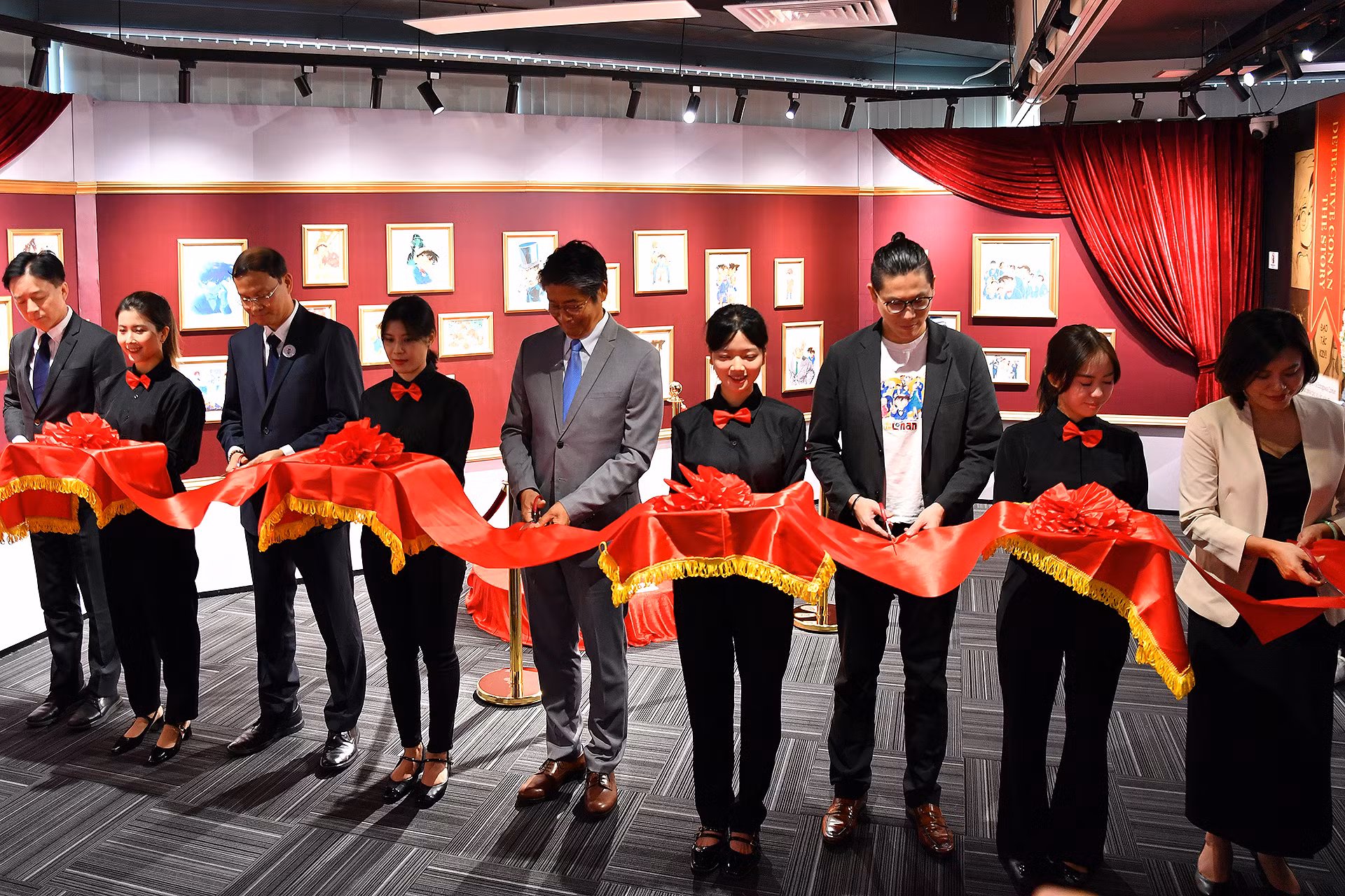 Triển lãm “30 năm đi cùng ký ức - Thám tử lừng danh Conan” do Nhà xuất bản Kim Đồng phối hợp Tagger (công ty được ủy quyền của Shogakukan-Shueisha Productions Co., Ltd. tại Việt Nam) tổ chức. Trong ảnh: Đại diện Nhà xuất bản Kim Đồng và các đơn vị liên quan thực hiện nghi thức cắt băng khánh thành Triển lãm vào sáng 26/10.