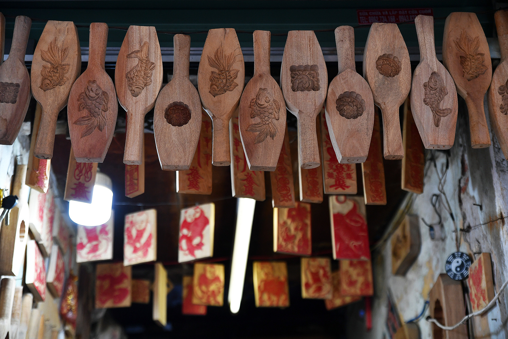 Khuôn làm bánh Trung thu cũng là một trong những sản phẩm từng rất thịnh hành ở các cửa hàng khắc gỗ. Tuy nhiên, trong quá trình công nghiệp hóa hiện nay, các loại khuôn bánh như trong hình hầu như chỉ được sử dụng ở những hộ kinh doanh bánh thủ công nhỏ lẻ. Khuôn làm bánh Trung thu cũng là một trong những sản phẩm từng rất thịnh hành ở các cửa hàng khắc gỗ. Tuy nhiên, trong quá trình công nghiệp hóa hiện nay, các loại khuôn bánh như trong hình hầu như chỉ được sử dụng ở những hộ kinh doanh bánh thủ công nhỏ lẻ.