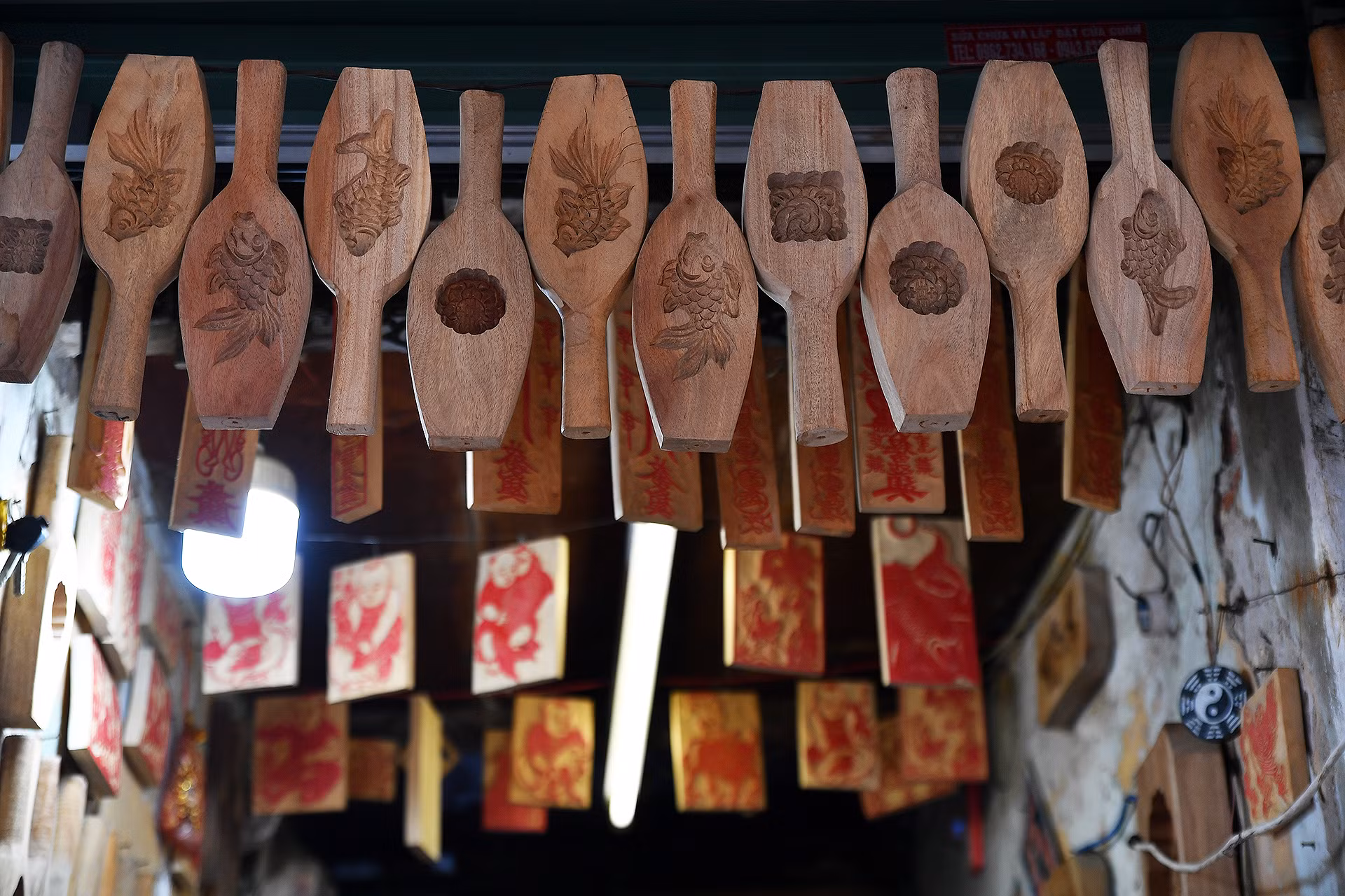 Khuôn làm bánh Trung thu cũng là một trong những sản phẩm từng rất thịnh hành ở các cửa hàng khắc gỗ. Tuy nhiên, trong quá trình công nghiệp hóa hiện nay, các loại khuôn bánh như trong hình hầu như chỉ được sử dụng ở những hộ kinh doanh bánh thủ công nhỏ lẻ. Khuôn làm bánh Trung thu cũng là một trong những sản phẩm từng rất thịnh hành ở các cửa hàng khắc gỗ. Tuy nhiên, trong quá trình công nghiệp hóa hiện nay, các loại khuôn bánh như trong hình hầu như chỉ được sử dụng ở những hộ kinh doanh bánh thủ công nhỏ lẻ.