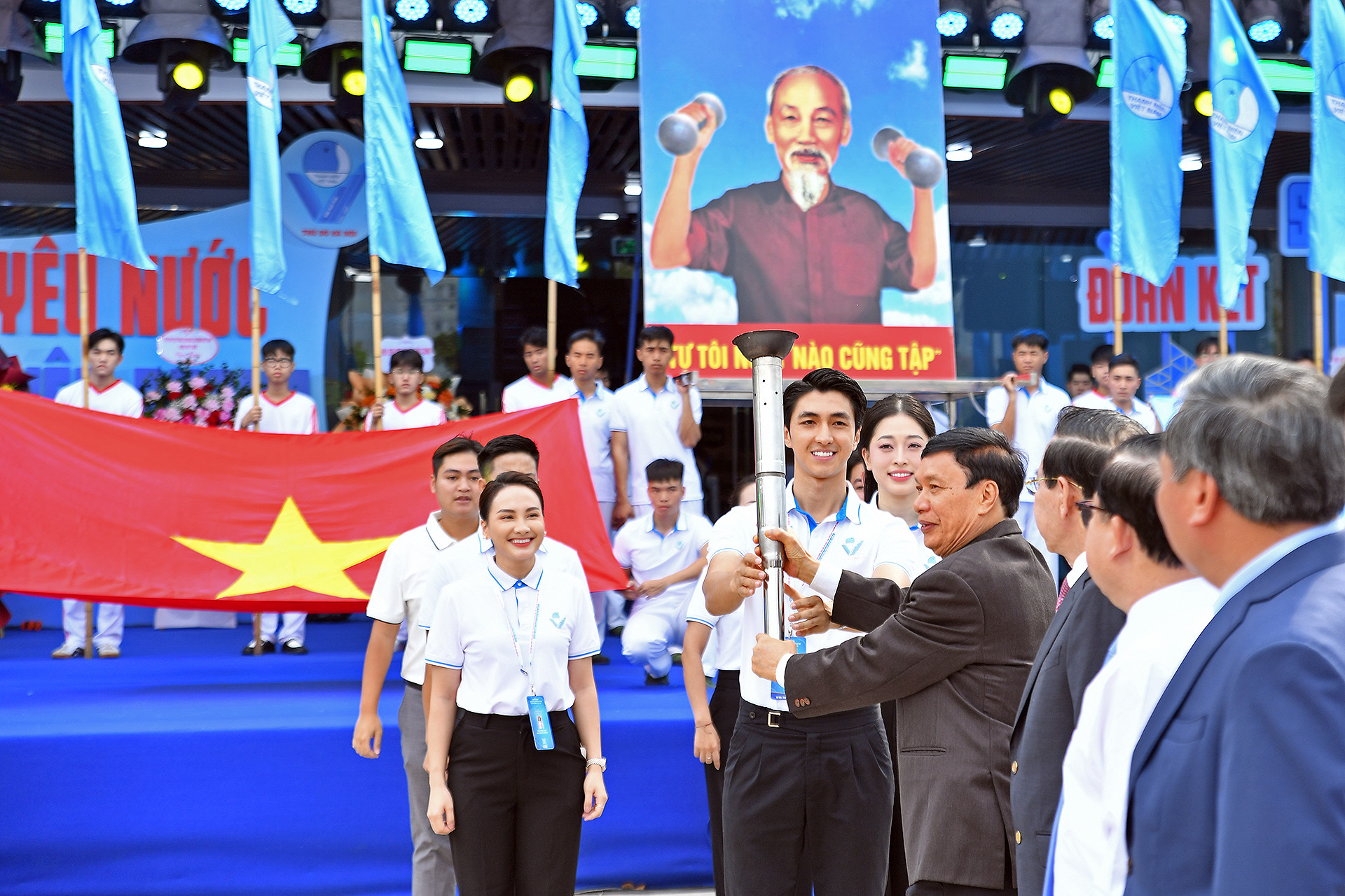 Đoàn xe đã cùng các đại biểu văn nghệ sĩ trẻ rước ngọn đuốc tượng trưng cho tinh thần sôi nổi, nhiệt huyết của thanh niên Hà Nội tiến vào lễ đài. Trong ảnh, nghệ sĩ trẻ Bình An và các đồng chí đại diện lãnh đạo ban, sở, ngành của Thủ đô thực hiện nghi thức trao truyền ngọn đuốc thiêng.