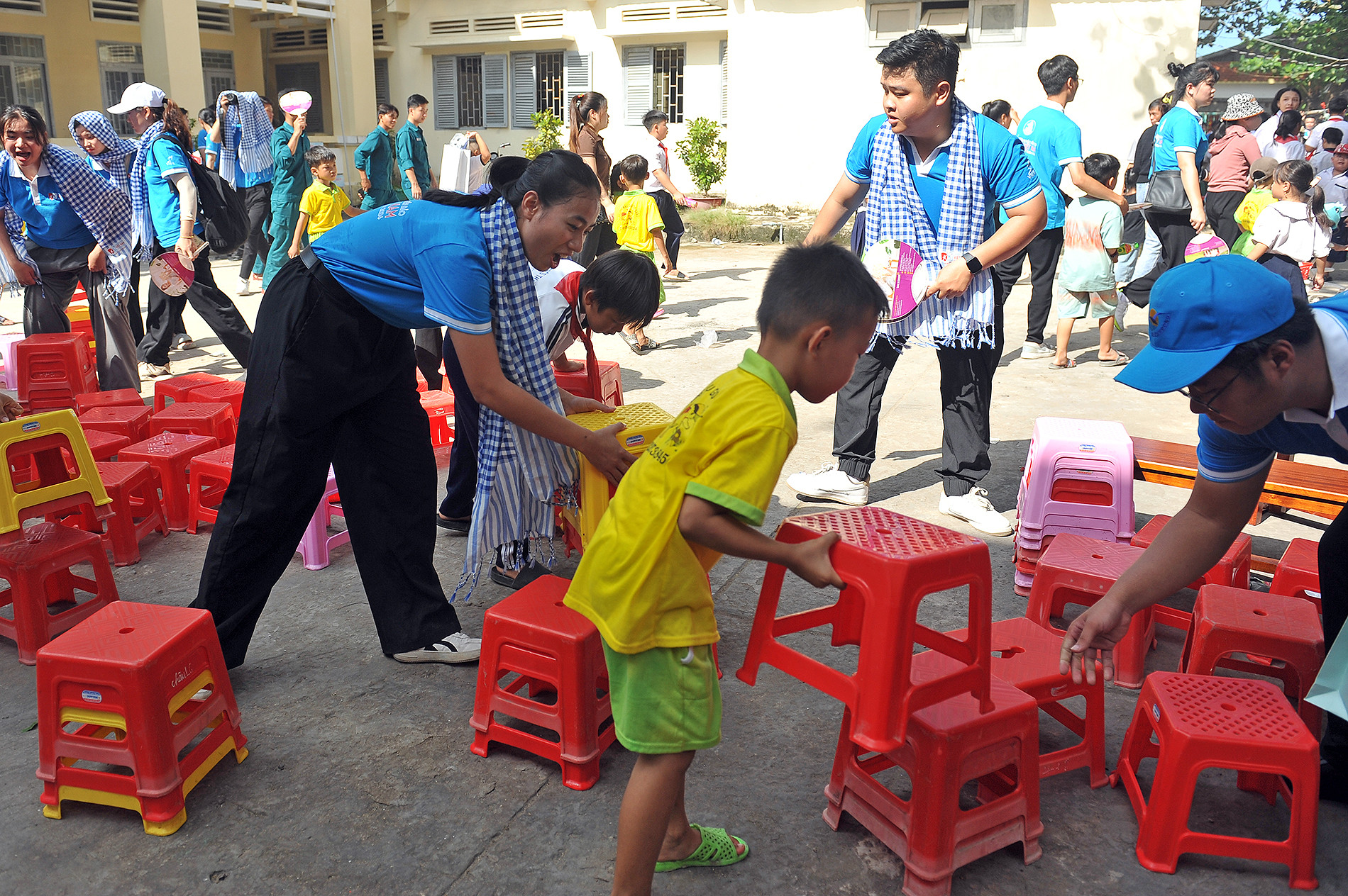 Thiếu nhi địa phương là những em nhỏ rất ngoan ngoãn. Sau chương trình, các em đã cùng thu dọn ghế với đại biểu.