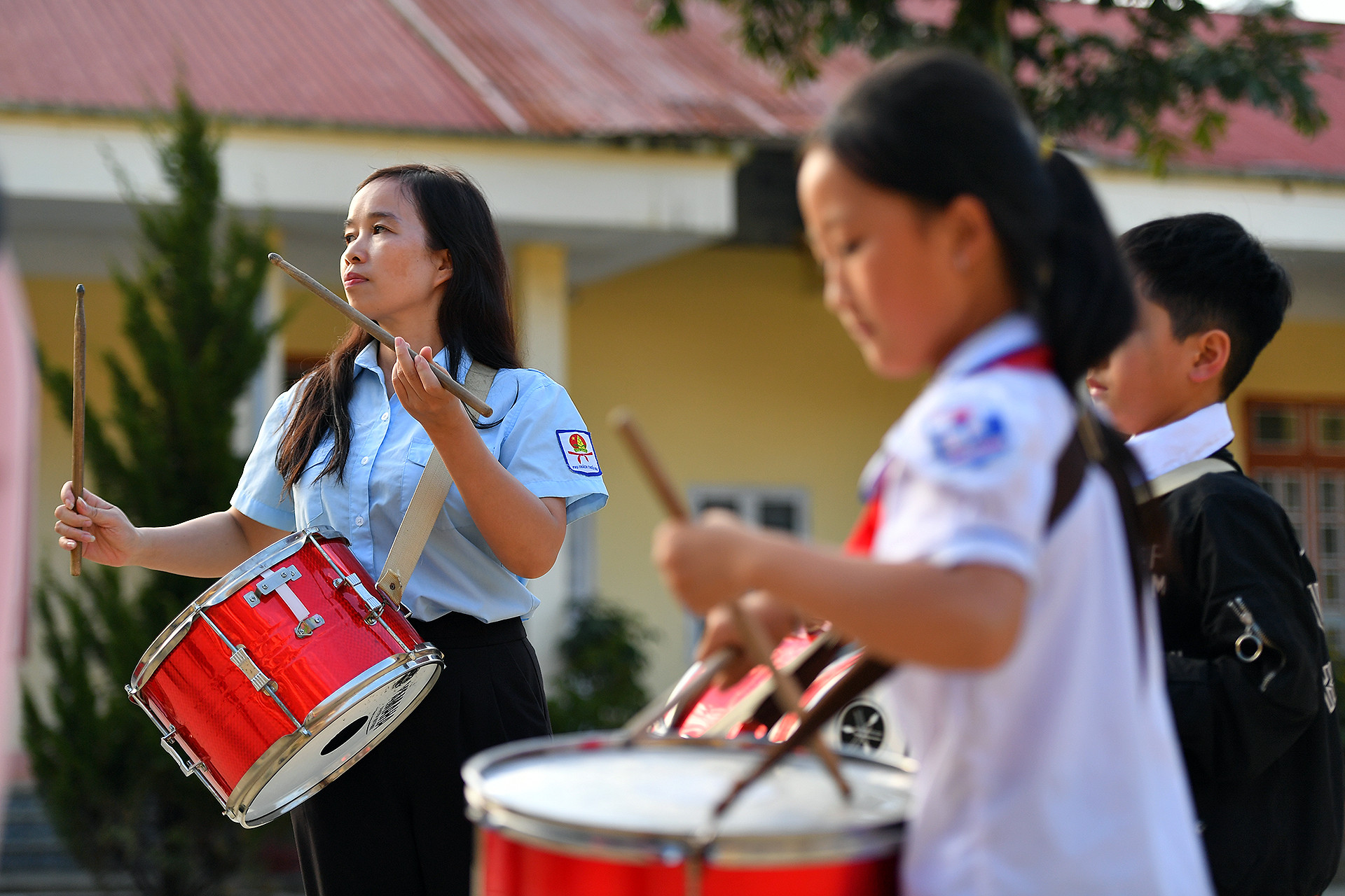 Cô Vì Thị Hằng (trong ảnh) là 1 trong 60 giáo viên tiêu biểu của Chương trình "Chia sẻ cùng thầy cô" năm 2024, do Trung ương Hội Liên hiệp Thanh niên Việt Nam phối hợp Tập đoàn Thiên Long tổ chức.
