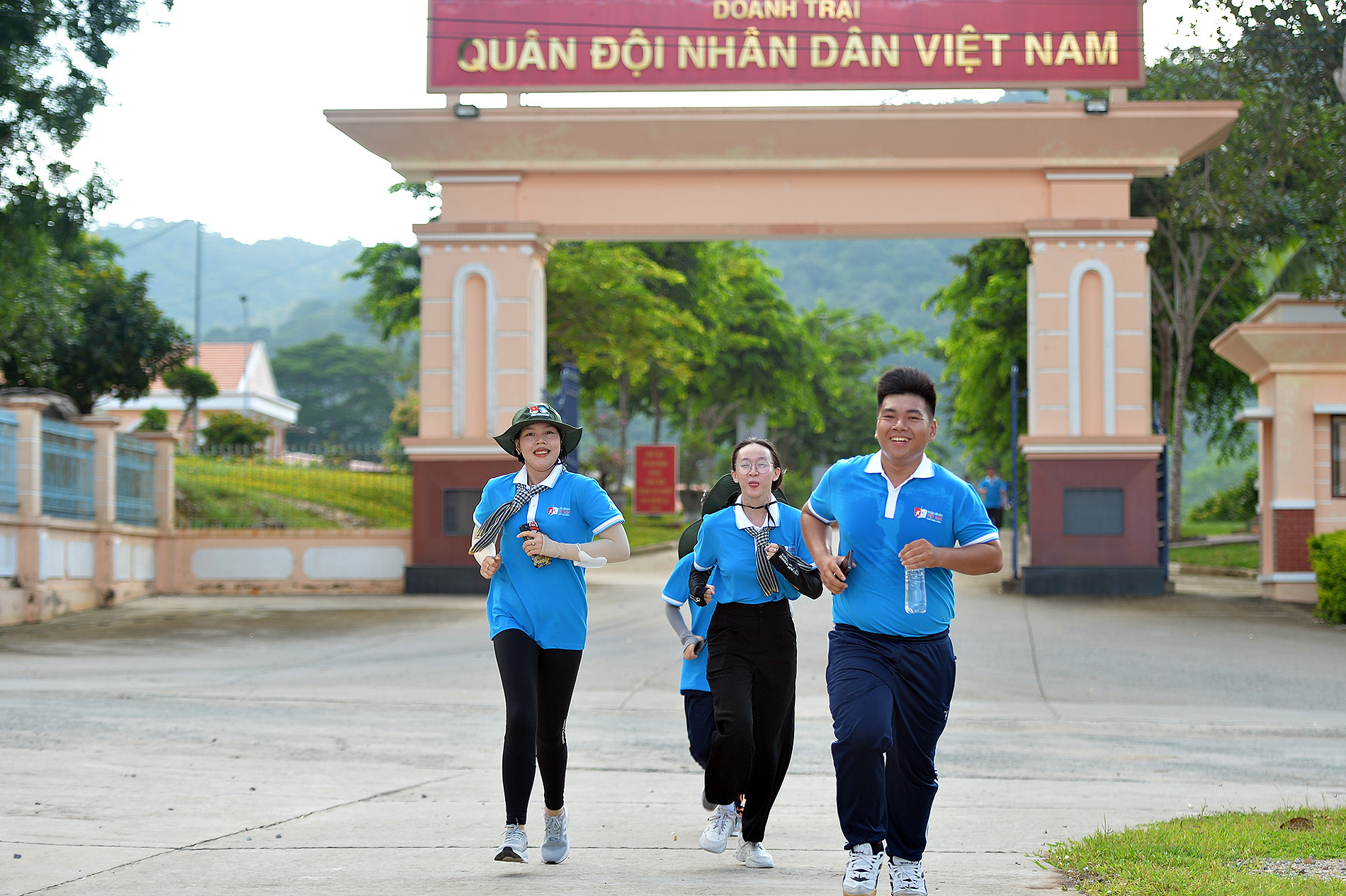 Các vận động viên tăng tốc về đích.