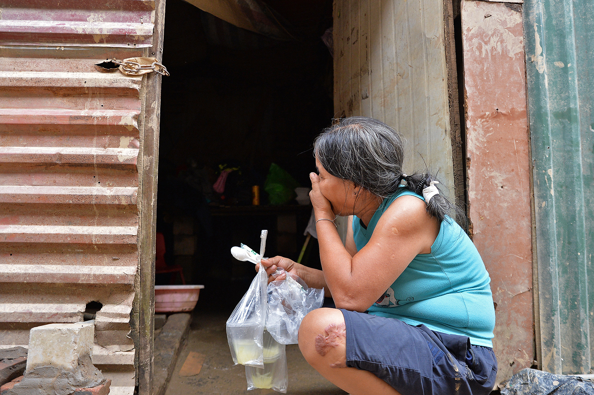 Cuộc sống mưu sinh vất vả của bà con trong xóm, giờ đây chỉ có thể tính theo bữa. Cuộc sống mưu sinh vất vả của bà con trong xóm, giờ đây chỉ có thể tính theo bữa.