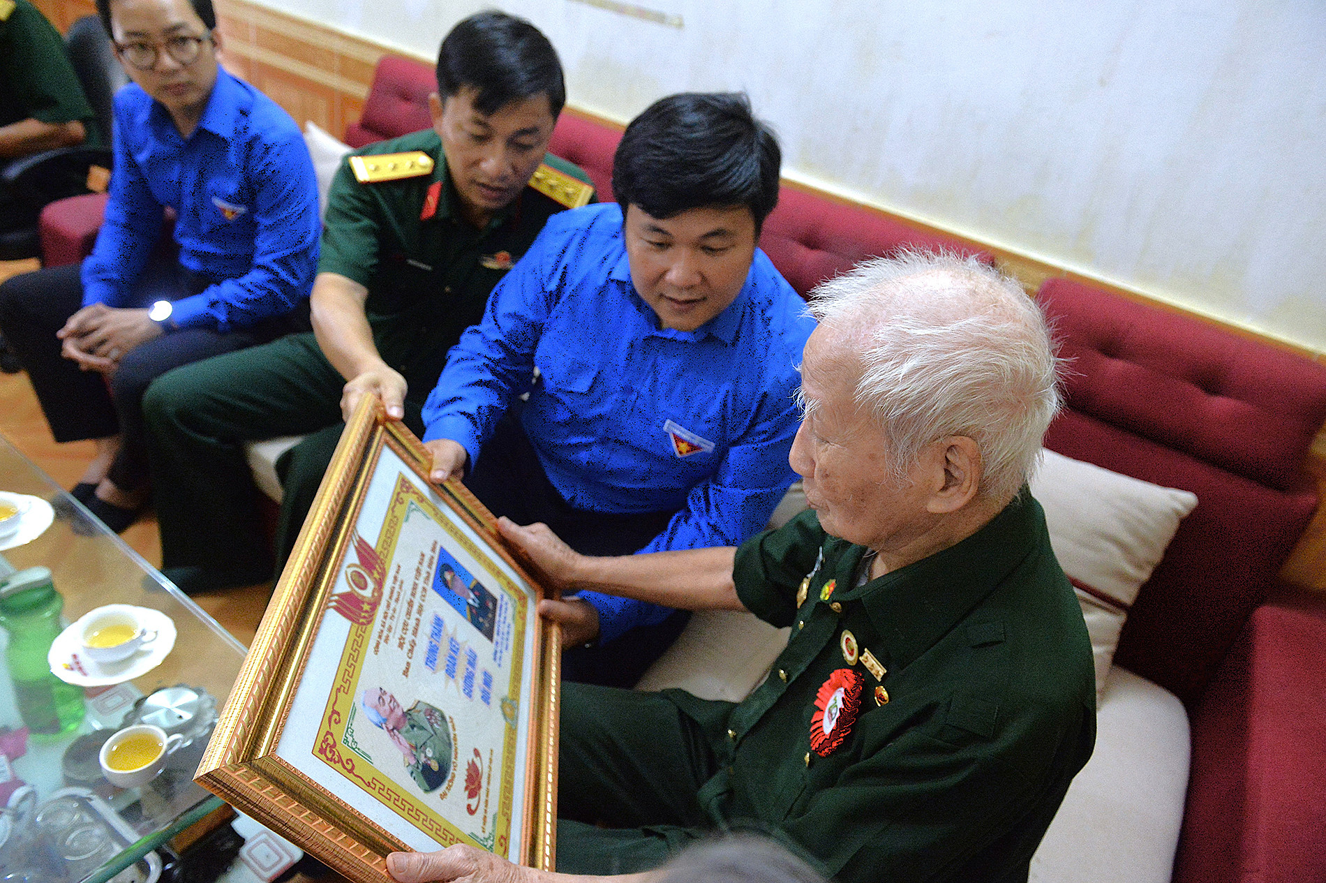 Ông Nguyễn Phương Đàn ôn lại những năm tháng chiến đấu cùng các thành viên đoàn công tác của Trung ương Đoàn và Tổng cục Chính trị Quân đội nhân dân Việt Nam.