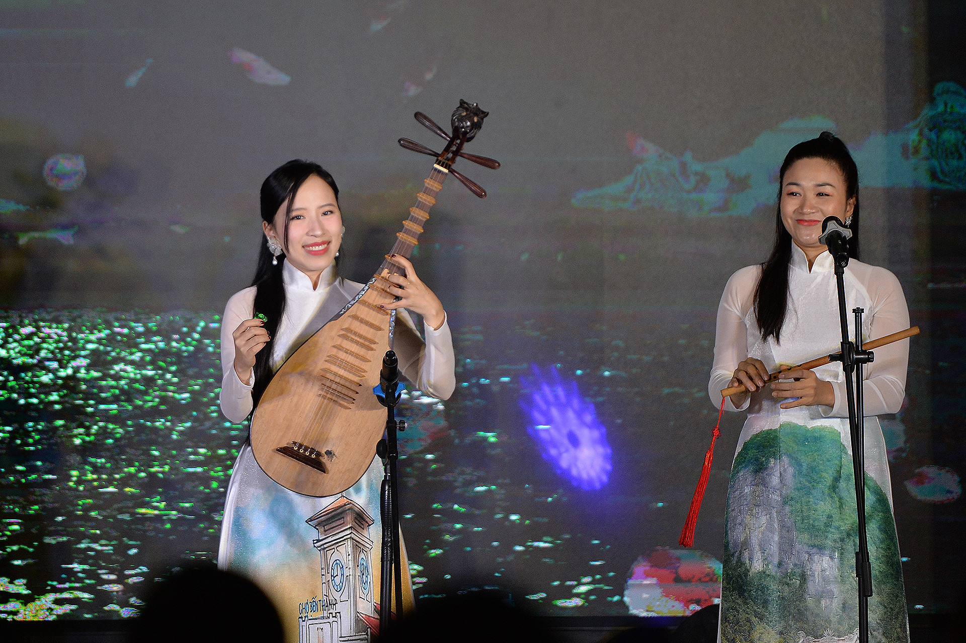 Cùng với đó là những tiết mục nghệ thuật dân gian đầy màu sắc. Cùng với đó là những tiết mục nghệ thuật dân gian đầy màu sắc.