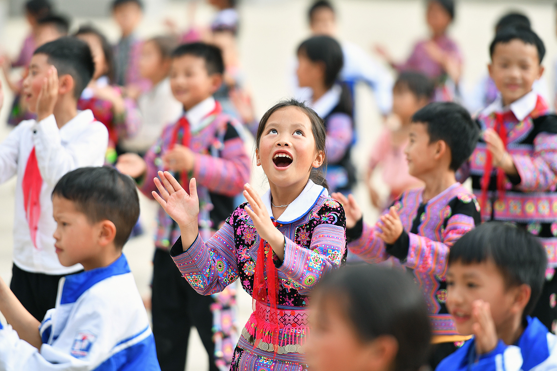 Được biết, năm học 2023-2024, tỷ lệ tuyển sinh của các trường học trên địa bàn xã Lóng Luông đạt xấp xỉ 100%. Ban Giám hiệu các nhà trường cũng chủ động sắp xếp để những học sinh có nhà cách xa trường được hưởng chế độ bán trú.