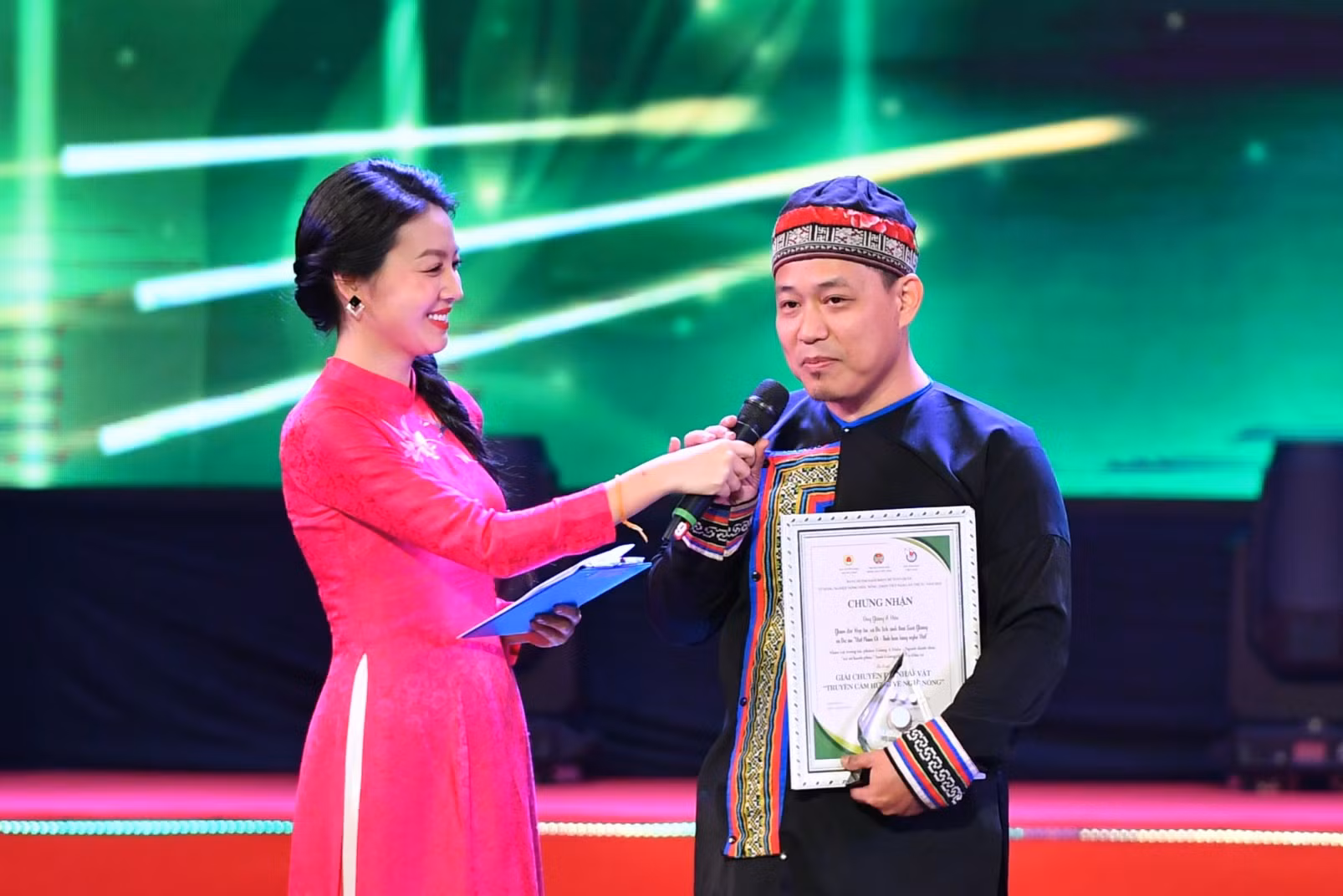 Chương trình giao lưu với "nhân vật truyền cảm hứng" tại buổi lễ.