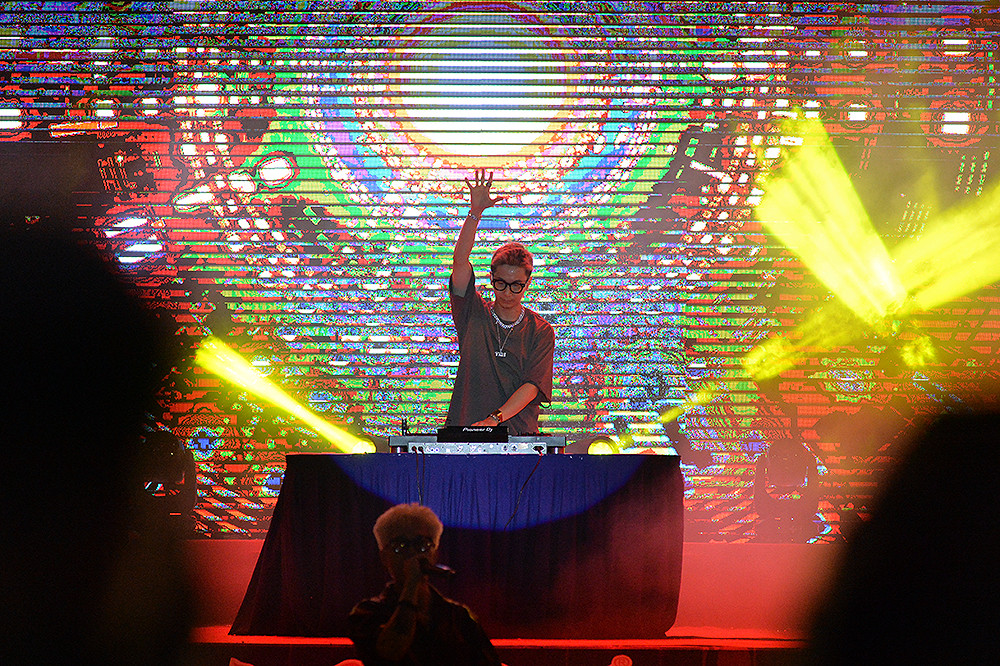 Đêm nhạc hội mở màn bằng những giai điệu sôi động, đầy lôi cuốn của các DJ chuyên nghiệp.