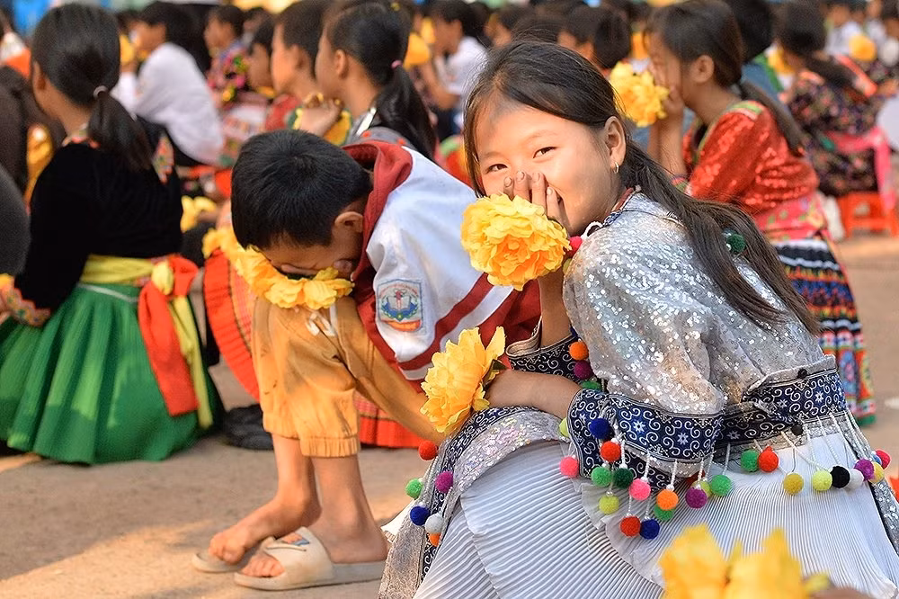 Học sinh Trường phổ thông dân tộc bán trú tiểu học Nậm Vì trong ánh nắng ban mai vùng cao.
