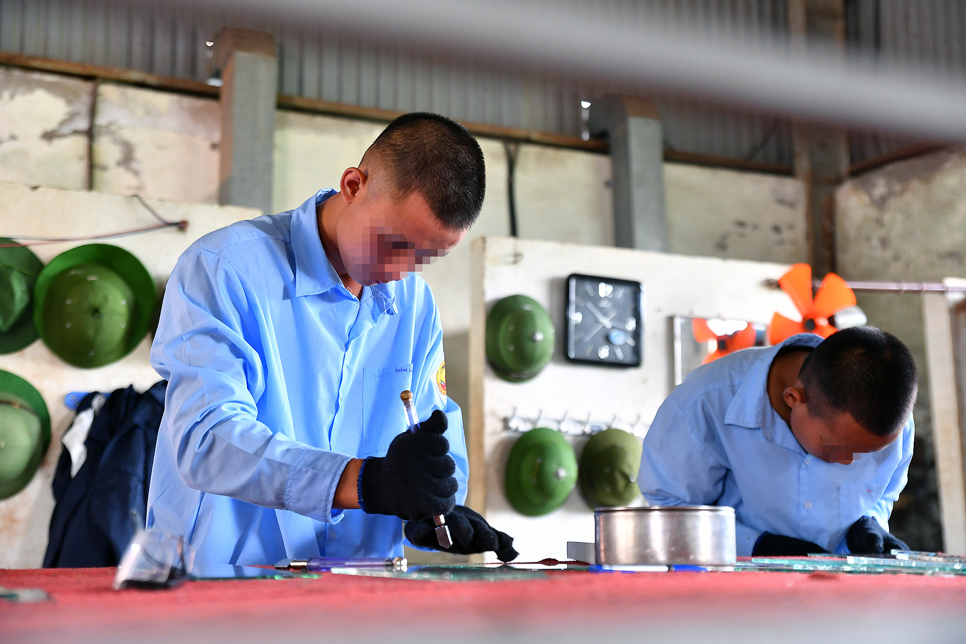 Tốt nghiệp Trường Đại học Sư phạm kỹ thuật Nam Định, thầy giáo Trần Đại Lượng về công tác ở Trường Giáo dưỡng số 2 vào năm 2013. Thời gian đầu làm quen với công việc, anh đã gặp không ít khó khăn bởi học trò luôn tỏ thái độ thiếu hợp tác, bất cần.