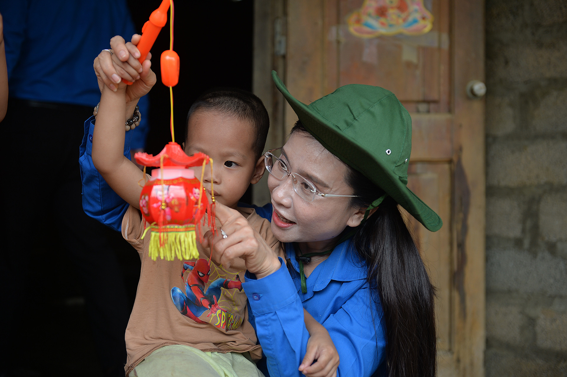 Dịp này, đoàn công tác của Trung ương Đoàn, Hội đồng Đội Trung ương đã mang niềm vui của Tết Trung thu đến sớm với các em.