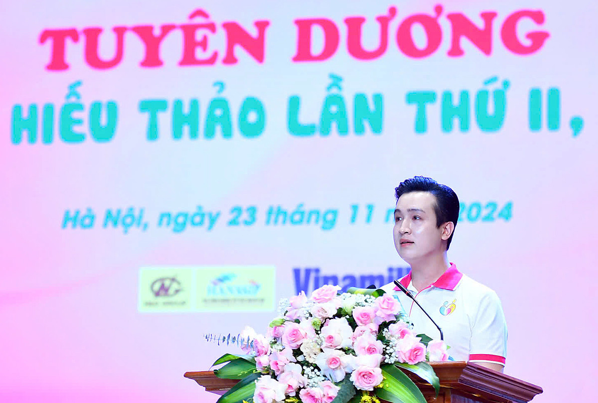 Phó Bí thư Thành đoàn, Chủ tịch Hội đồng Đội Thành phố Hà Nội Đào Đức Việt phát biểu ý kiến tại Liên hoan.