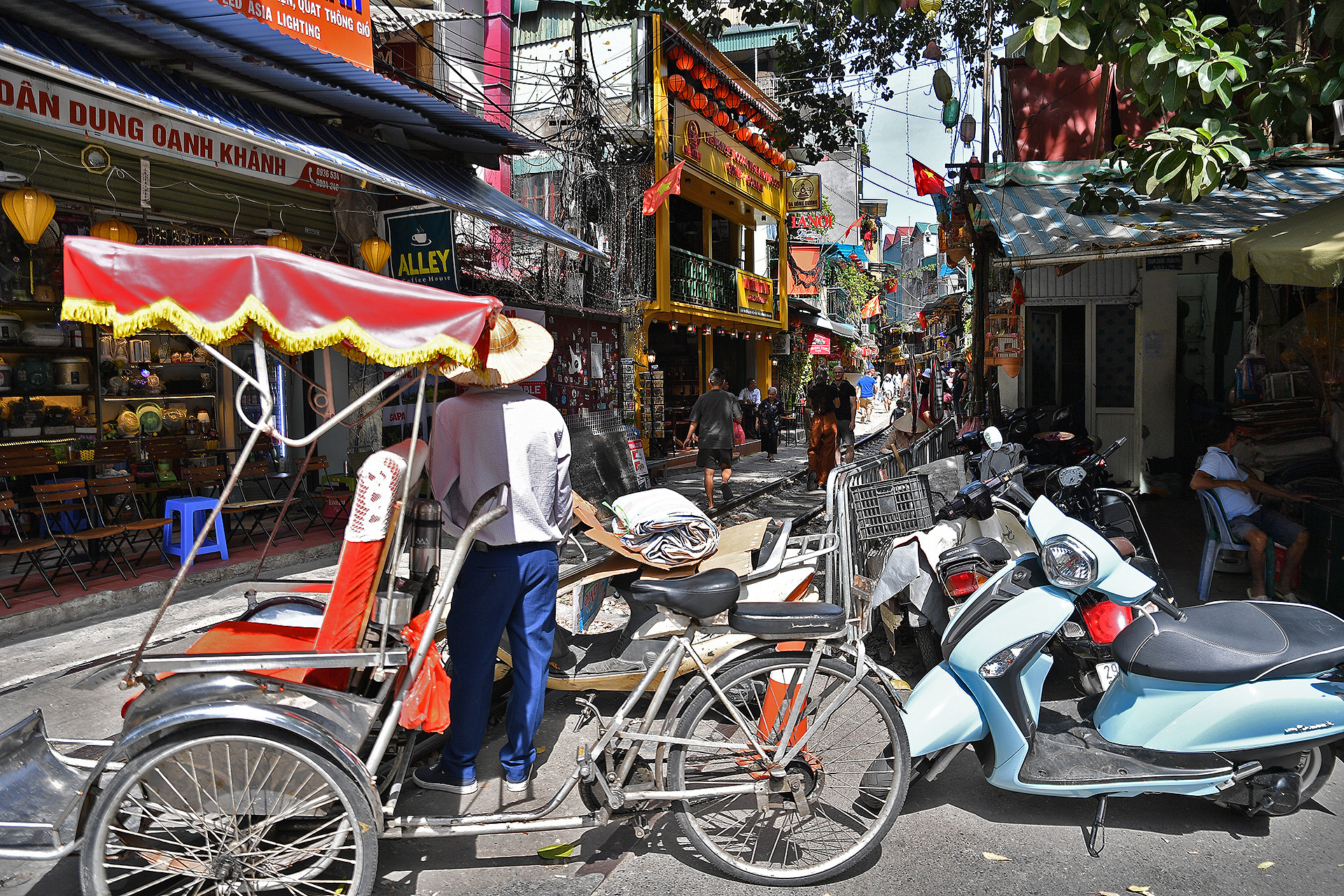 Thực tế, sự phát triển của khu tổ hợp "cà phê đường tàu" đã kéo theo không ít những loại hình dịch vụ du lịch "ăn theo". Ví dụ như trong ảnh là một người lái xích lô đang chờ đợi, mời chào khách ngay trên đường ray tàu hỏa đoạn đi qua phố Trần Phú. Tất nhiên, các hoạt động tương tự thường xuyên gây ách tắc cục bộ, làm ảnh hưởng tiêu cực đến giao thông công cộng.