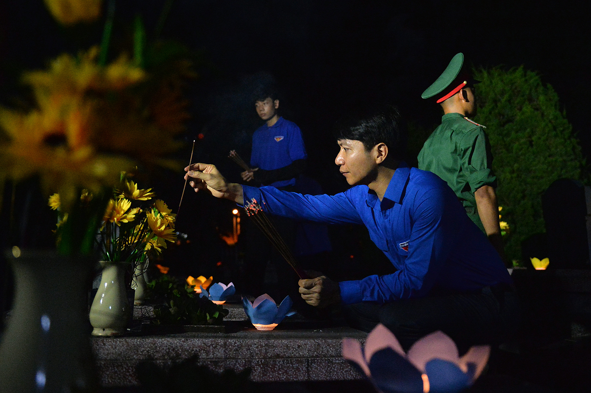 Đồng chí Nguyễn Ngọc Lương thắp hương tri ân các anh hùng liệt sĩ tại chương trình.