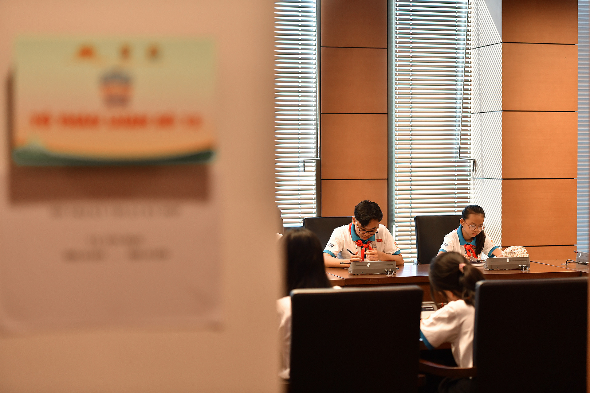 Ở "kỳ họp" lần này, 306 đại biểu đã chia thành tổng cộng 12 tổ thảo luận.