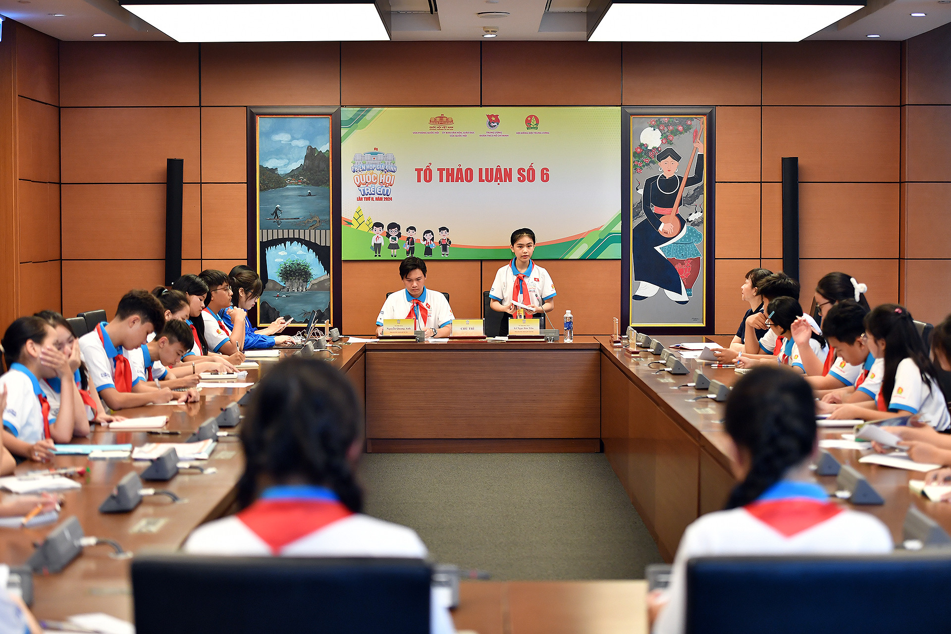 Mỗi tổ thảo luận có 2 đại biểu điều hành. Các đại biểu phát biểu ý kiến bằng cách giơ tay.