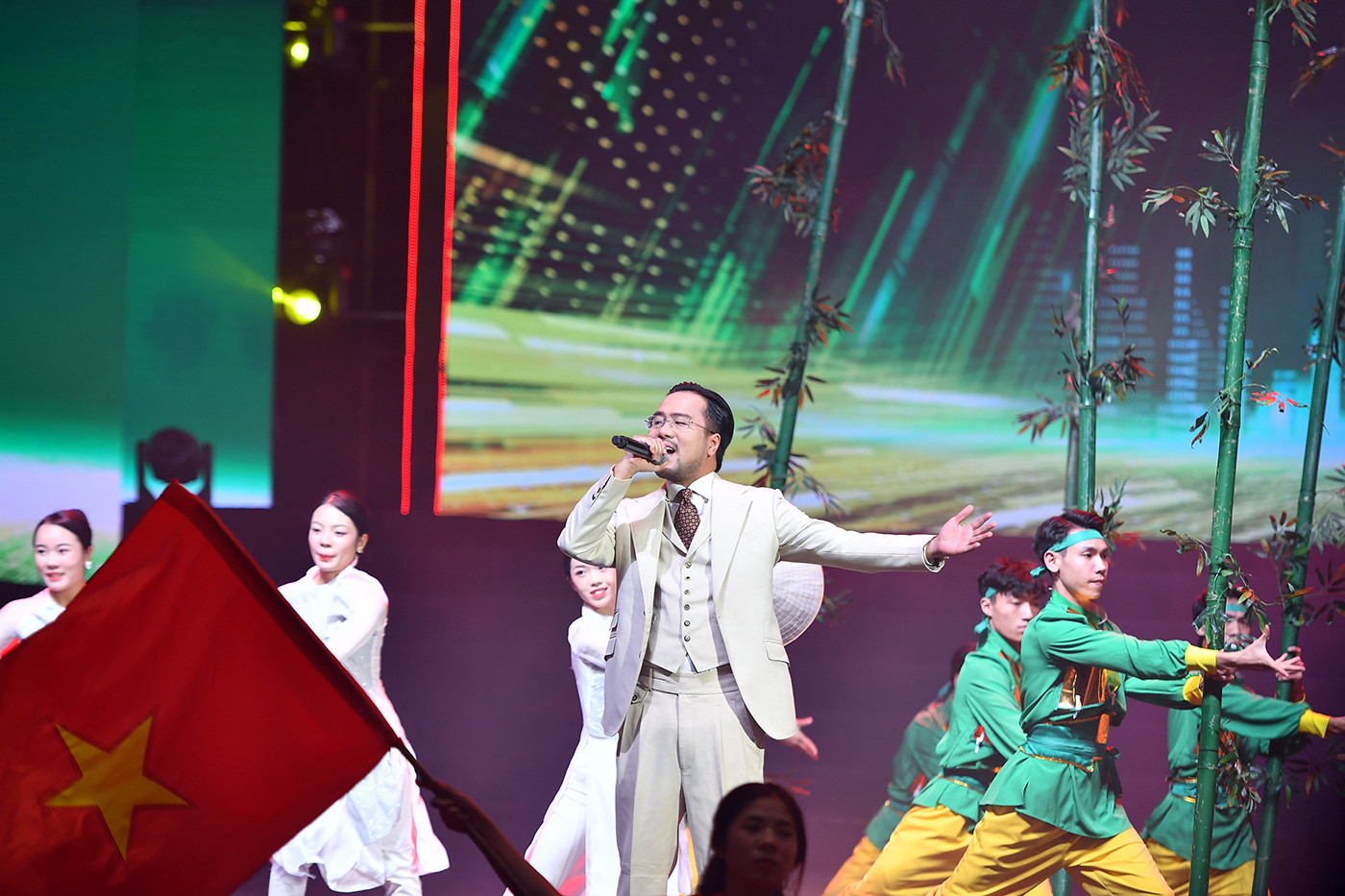 Các nghệ sĩ biểu diễn những tiết mục với nội dung khẳng định sức mạnh của cây tre, tượng trưng cho ý chí, nghị lực phi thường của doanh nghiệp, doanh nhân Việt Nam. Các nghệ sĩ biểu diễn những tiết mục với nội dung khẳng định sức mạnh của cây tre, tượng trưng cho ý chí, nghị lực phi thường của doanh nghiệp, doanh nhân Việt Nam.