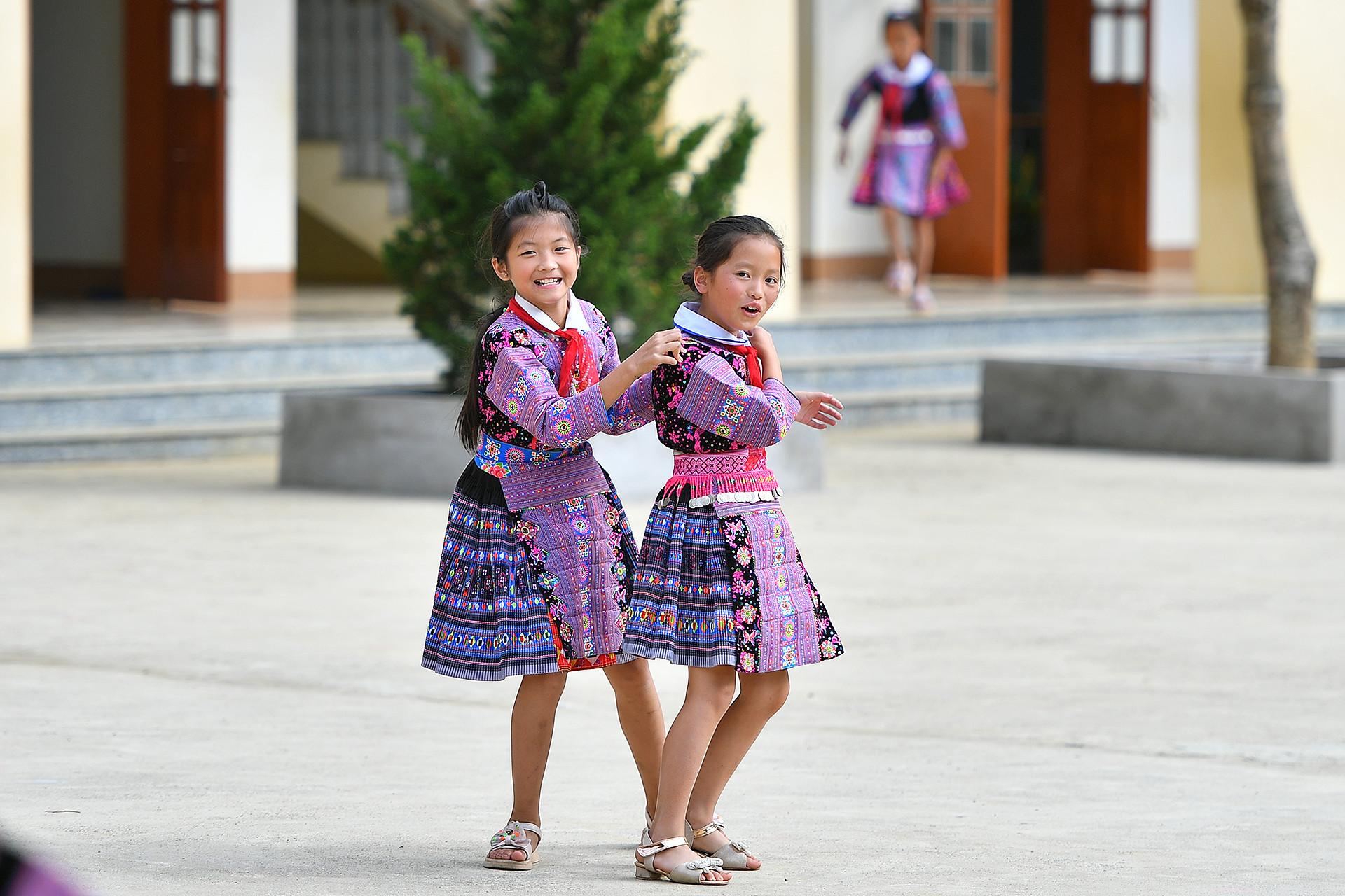 Vì vậy, các thầy, cô giáo thường phải đến từng nhà để động viên các em đến trường. Với sự kiên trì của nhà trường, những năm gần đây, tình trạng bỏ học ở học sinh dân tộc thiểu số đã giảm dần, sĩ số các lớp thường được duy trì ở mức từ 95% trở lên.