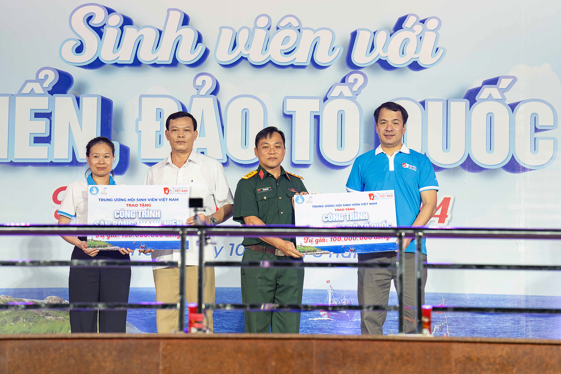 Bí thư Trung ương Đoàn Ngô Văn Cương và Phó Vụ trưởng Vụ địa bàn 6 Nguyễn Thị Minh Phương trao các công trình "Sân bóng thanh niên" và "Tu sửa cột cờ đảo Thổ Châu", với tổng giá trị 225 triệu đồng tặng đại diện các cơ quan, đơn vị trên đảo. Bí thư Trung ương Đoàn Ngô Văn Cương và Phó Vụ trưởng Vụ địa bàn 6 Nguyễn Thị Minh Phương trao các công trình "Sân bóng thanh niên" và "Tu sửa cột cờ đảo Thổ Châu", với tổng giá trị 225 triệu đồng tặng đại diện các cơ quan, đơn vị trên đảo.