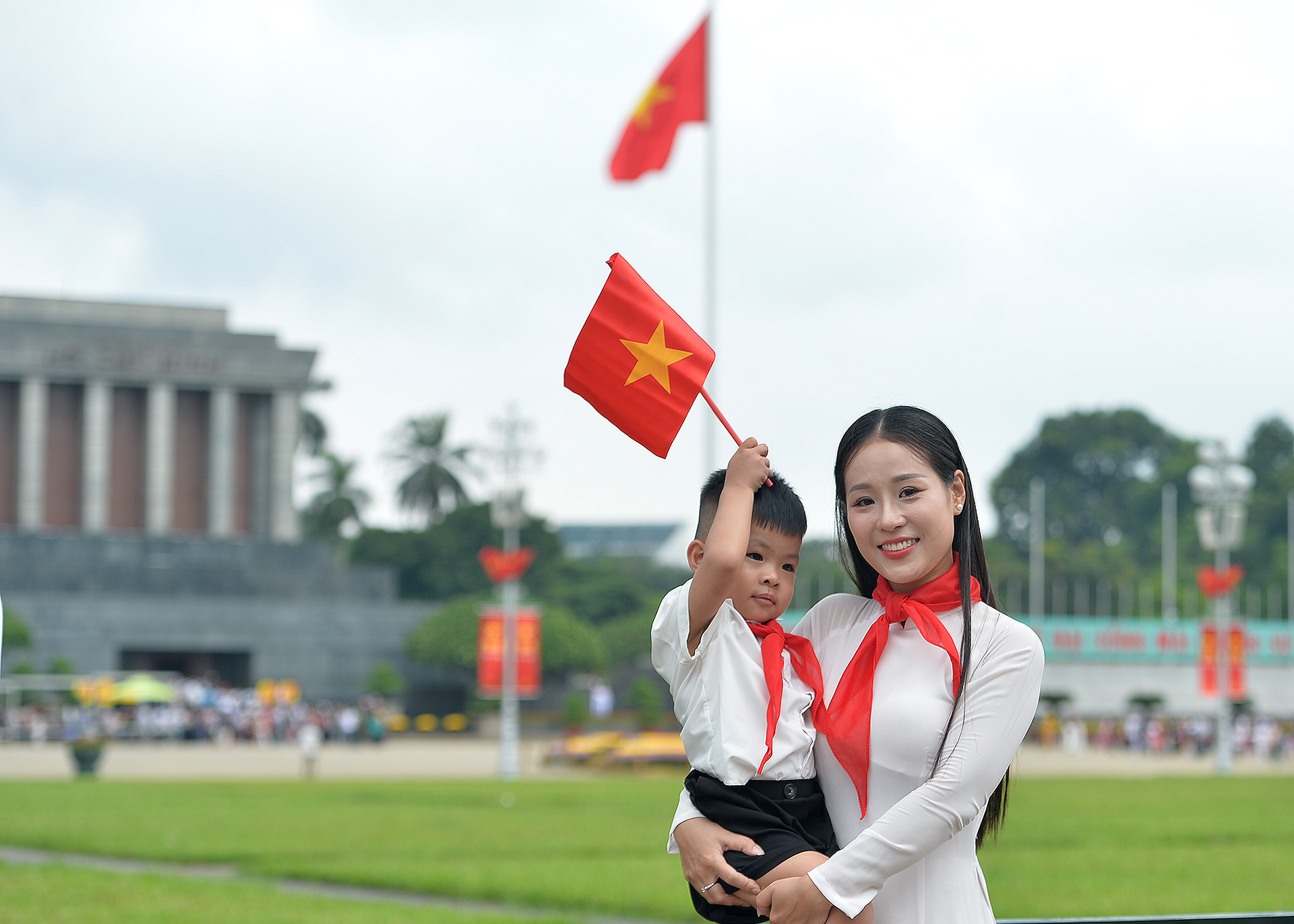 Không chỉ thiếu nhi, các bậc phụ huynh cũng quàng lên cổ những chiếc khăn quàng đỏ thắm với tất cả sự tự hào. Không chỉ thiếu nhi, các bậc phụ huynh cũng quàng lên cổ những chiếc khăn quàng đỏ thắm với tất cả sự tự hào.