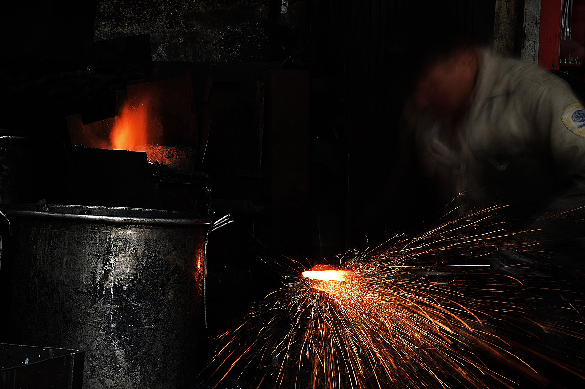 Ánh lửa đỏ của phôi kim loại qua đôi bàn tay tài hoa của người thợ thủ công năm nay đã 64 tuổi.