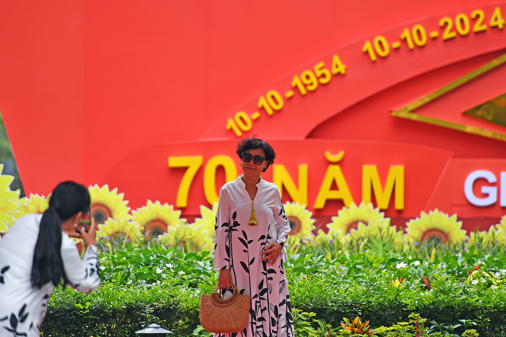 Không chỉ thanh niên, nhiều người dân thuộc các thế hệ đi trước cũng chọn hồ Hoàn Kiếm là nơi lưu lại những bức ảnh đẹp trước thềm kỷ niệm "Ngày vui chiến thắng".