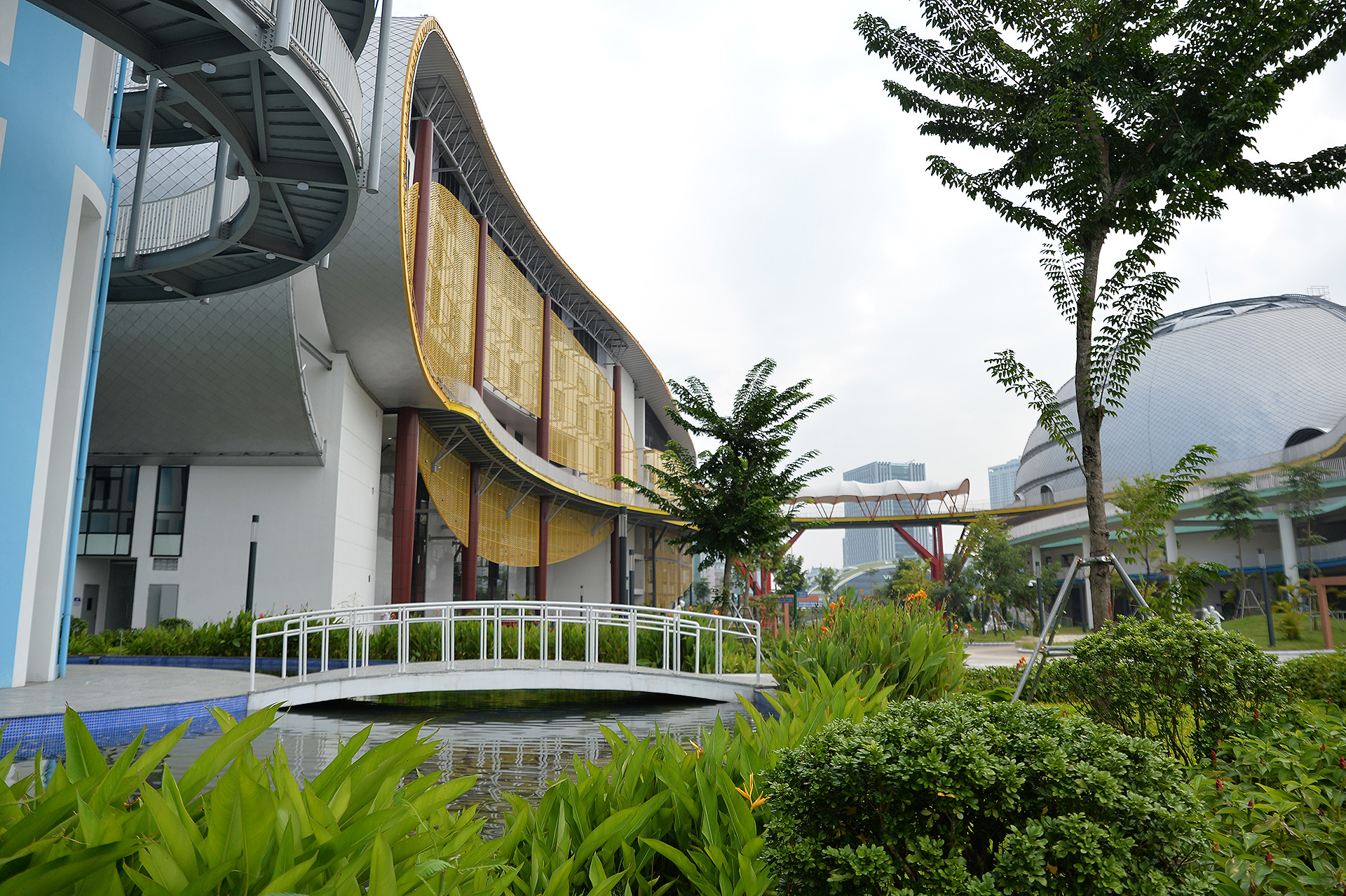 Phối cảnh xanh mát bên ngoài khu B.