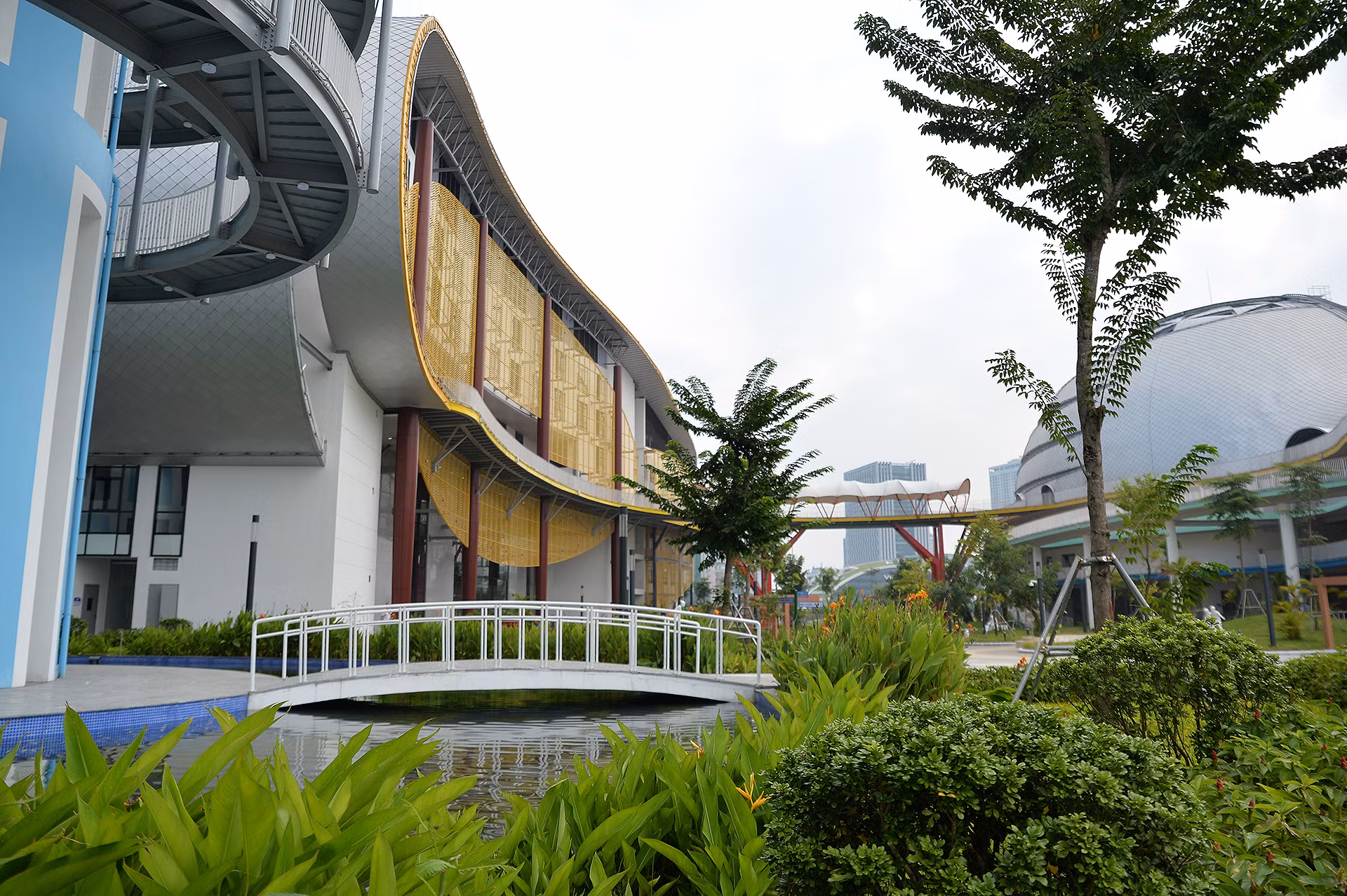 Phối cảnh xanh mát bên ngoài khu B. Phối cảnh xanh mát bên ngoài khu B.