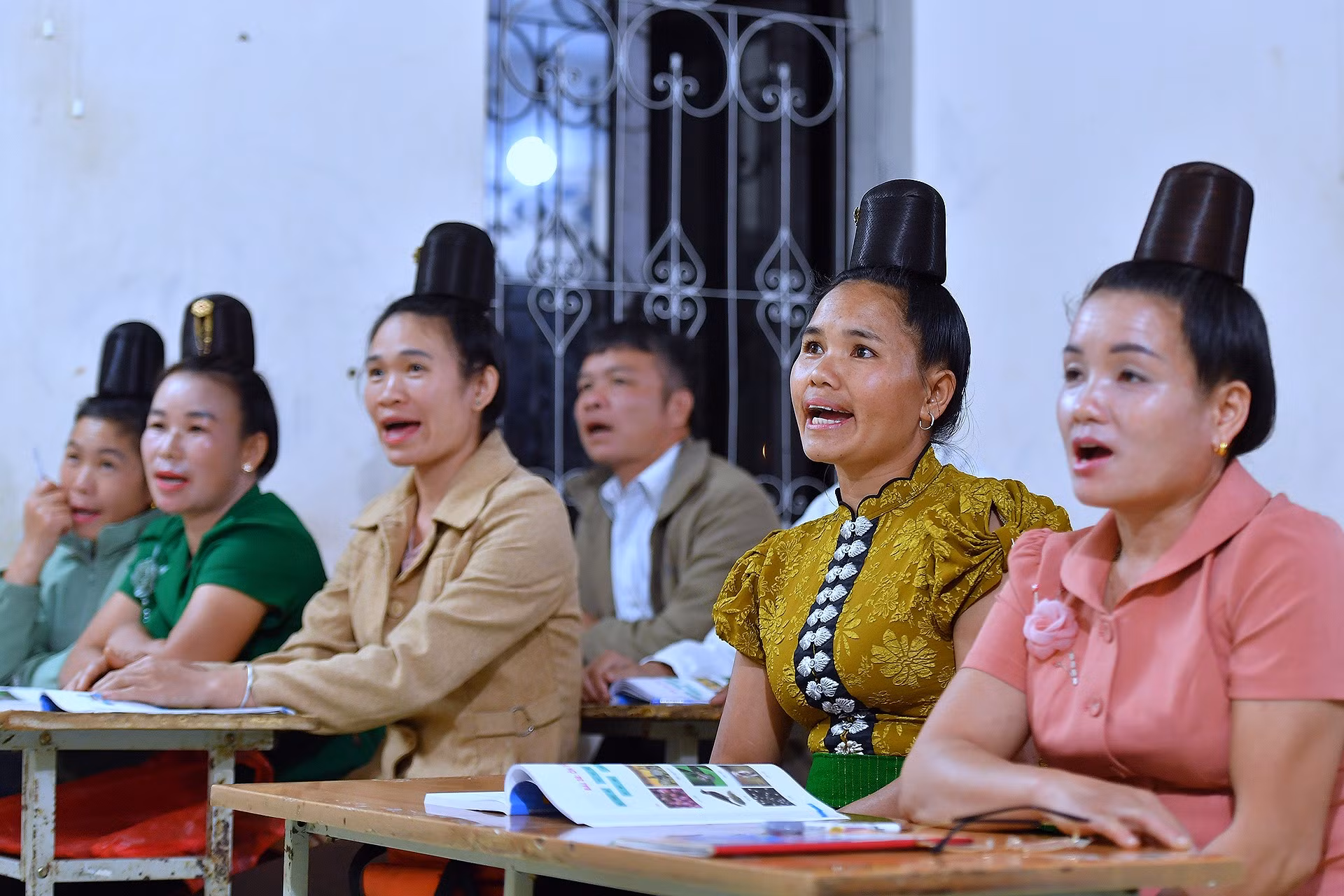 Theo Đại úy quân nhân chuyên nghiệp Lò Văn Thoại, việc "đứng lớp" trước nhiều thành phần học sinh đa dạng dân tộc, tuổi tác, giới tính... là không hề đơn giản. Với những "học sinh" lớn tuổi, anh thường phải kiên trì hơn các em nhỏ dù ai cũng ham học, chăm chỉ tới lớp. Theo Đại úy quân nhân chuyên nghiệp Lò Văn Thoại, việc "đứng lớp" trước nhiều thành phần học sinh đa dạng dân tộc, tuổi tác, giới tính... là không hề đơn giản. Với những "học sinh" lớn tuổi, anh thường phải kiên trì hơn các em nhỏ dù ai cũng ham học, chăm chỉ tới lớp.