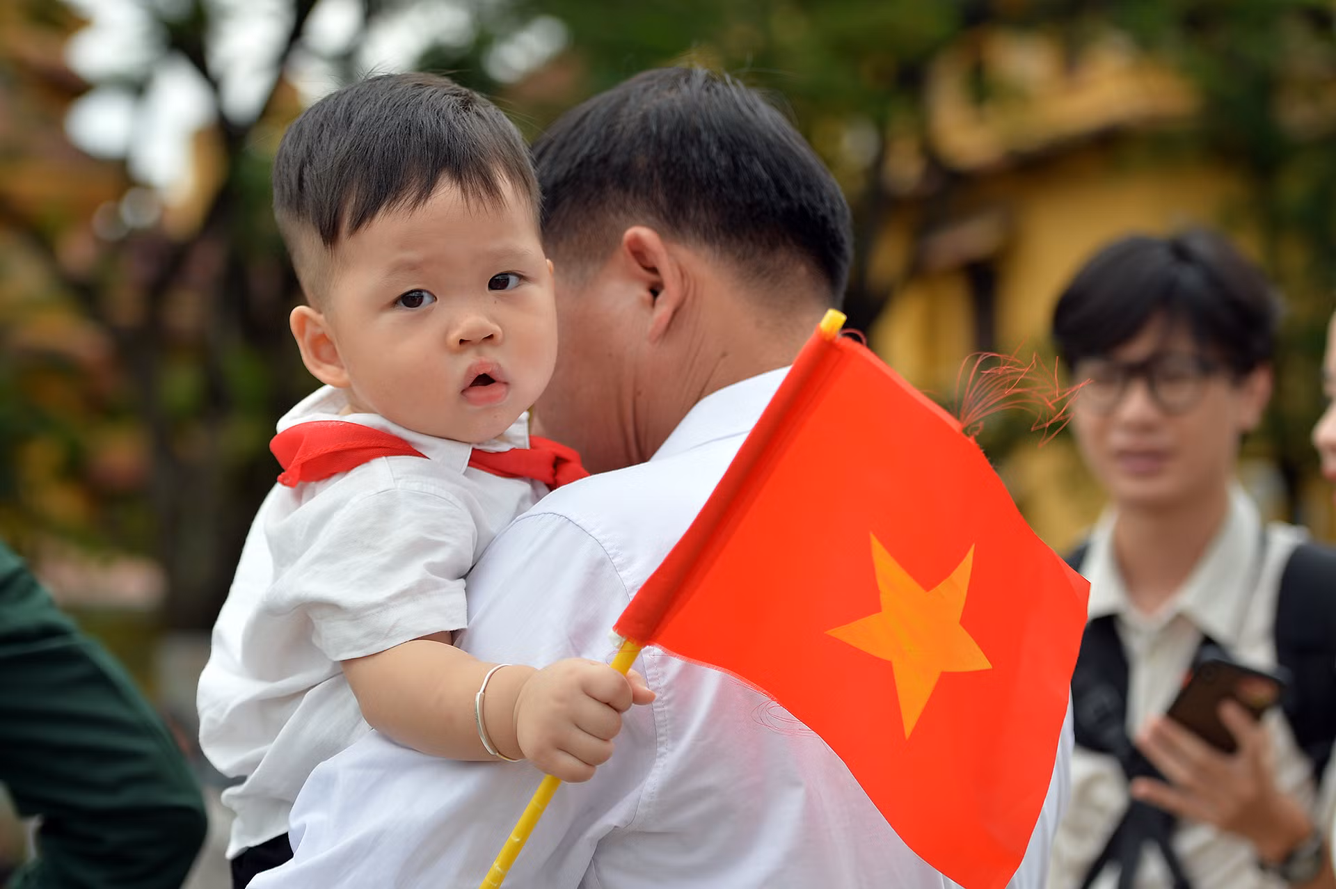 Trong khi đó, các bé trai thường đi chơi Lễ với chiếc áo trắng kèm khăn quàng đỏ, vật dụng không thể thiếu của một đội viên Đội Thiếu niên Tiền phong Hồ Chí Minh. Trong khi đó, các bé trai thường đi chơi Lễ với chiếc áo trắng kèm khăn quàng đỏ, vật dụng không thể thiếu của một đội viên Đội Thiếu niên Tiền phong Hồ Chí Minh.