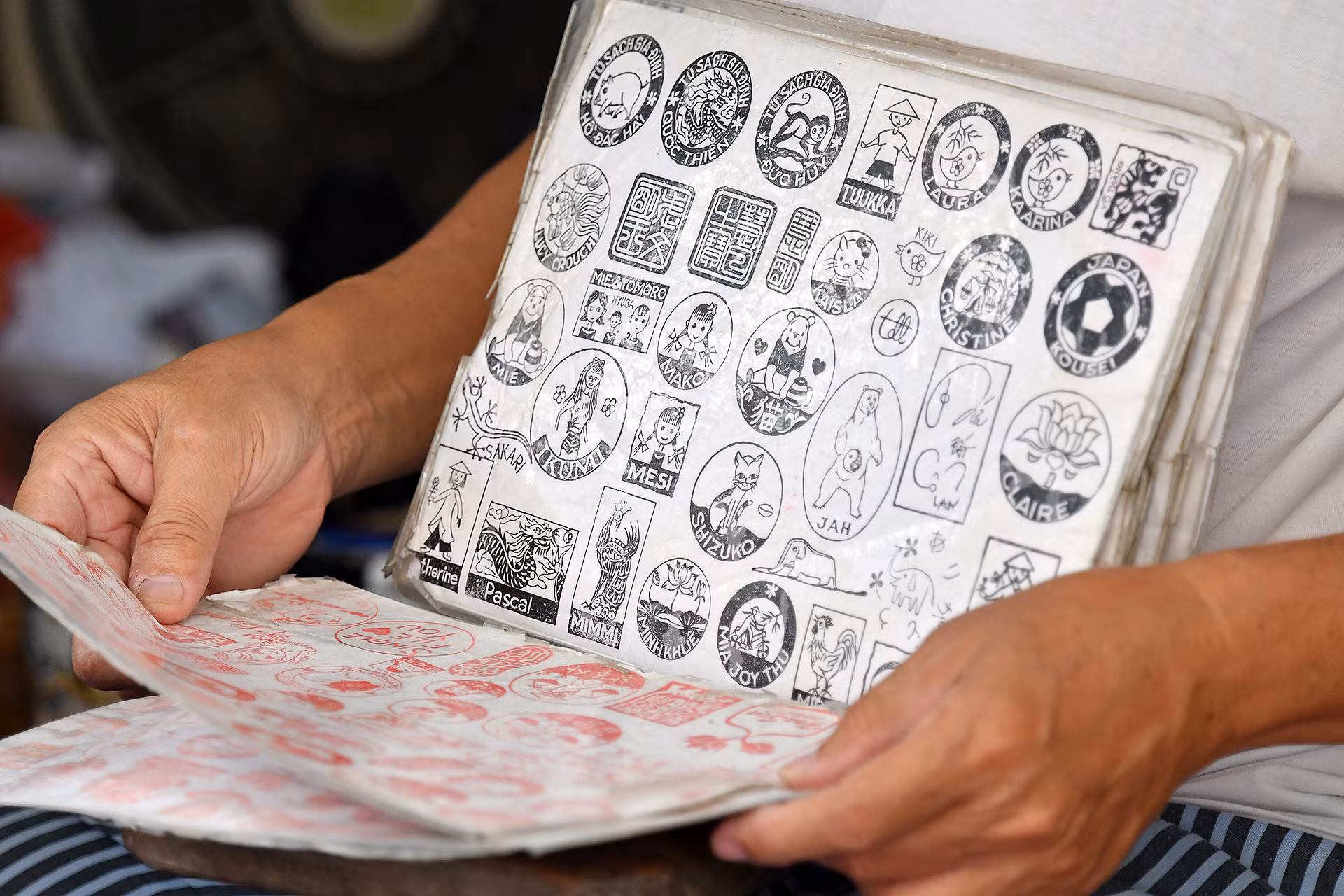 Dù mẫu mã ngày càng trở nên vô cùng phong phú, nhưng những con dấu gỗ vẫn luôn giữ hình dạng tròn hoặc vuông/chữ nhật. Giá bán của mỗi con dấu đơn giản dao động từ 70-100 nghìn đồng. Loại phức tạp hơn như chân dung, phong cảnh hoặc theo mẫu của khách yêu cầu sẽ có giá trên dưới 300 nghìn đồng. Dù mẫu mã ngày càng trở nên vô cùng phong phú, nhưng những con dấu gỗ vẫn luôn giữ hình dạng tròn hoặc vuông/chữ nhật. Giá bán của mỗi con dấu đơn giản dao động từ 70-100 nghìn đồng. Loại phức tạp hơn như chân dung, phong cảnh hoặc theo mẫu của khách yêu cầu sẽ có giá trên dưới 300 nghìn đồng.