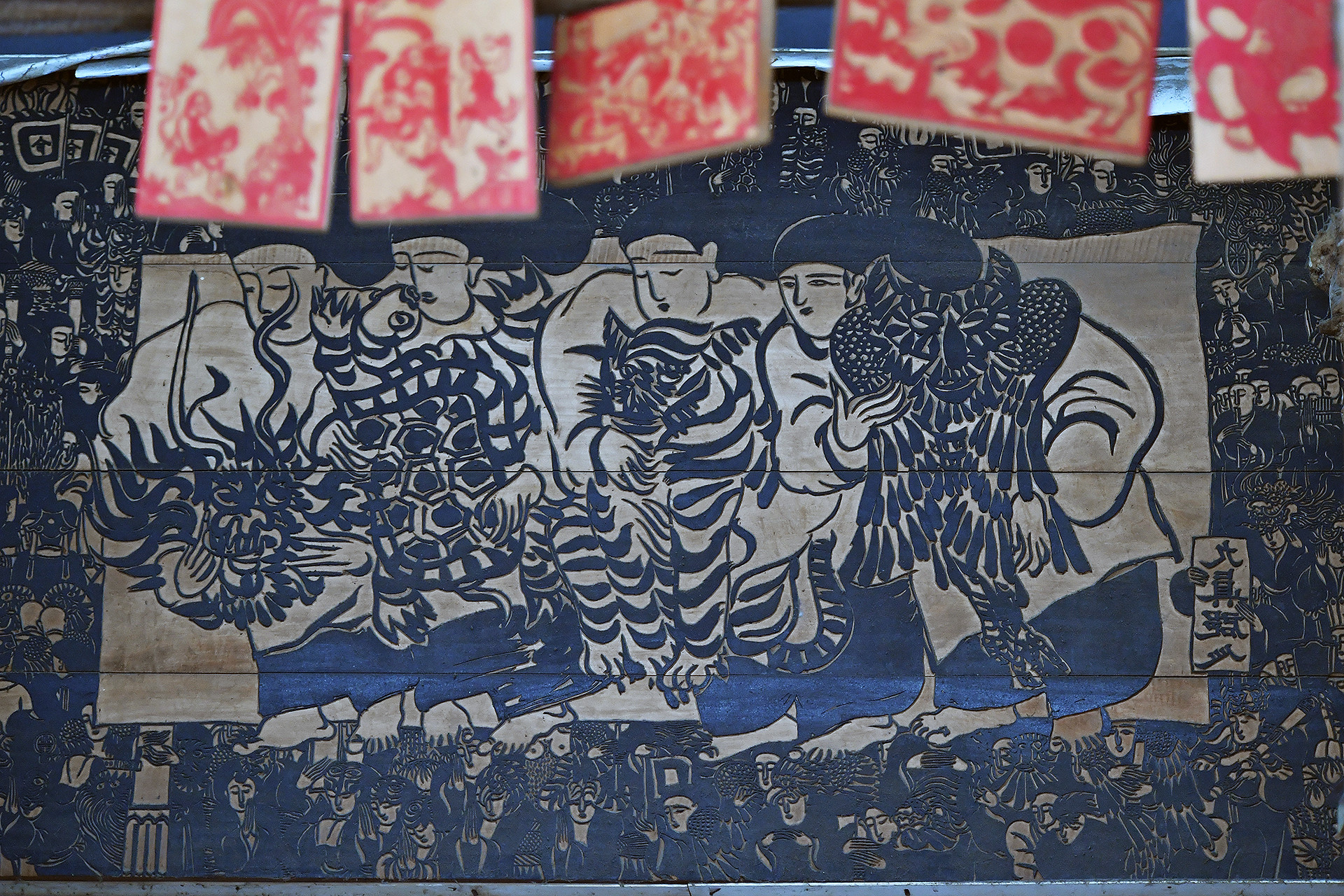 Theo các tài liệu cổ, triện khắc hay khắc dấu là một nghề có xuất xứ từ tỉnh Hà Tây cũ cách đây vài trăm năm với nhiều sản phẩm đa dạng như ấn chương, tranh thờ, tranh dân gian... Trong ảnh là một bức tranh dân gian khắc trên gỗ được trưng bày ở một cửa hàng trên phố Hàng Quạt. Theo các tài liệu cổ, triện khắc hay khắc dấu là một nghề có xuất xứ từ tỉnh Hà Tây cũ cách đây vài trăm năm với nhiều sản phẩm đa dạng như ấn chương, tranh thờ, tranh dân gian... Trong ảnh là một bức tranh dân gian khắc trên gỗ được trưng bày ở một cửa hàng trên phố Hàng Quạt.