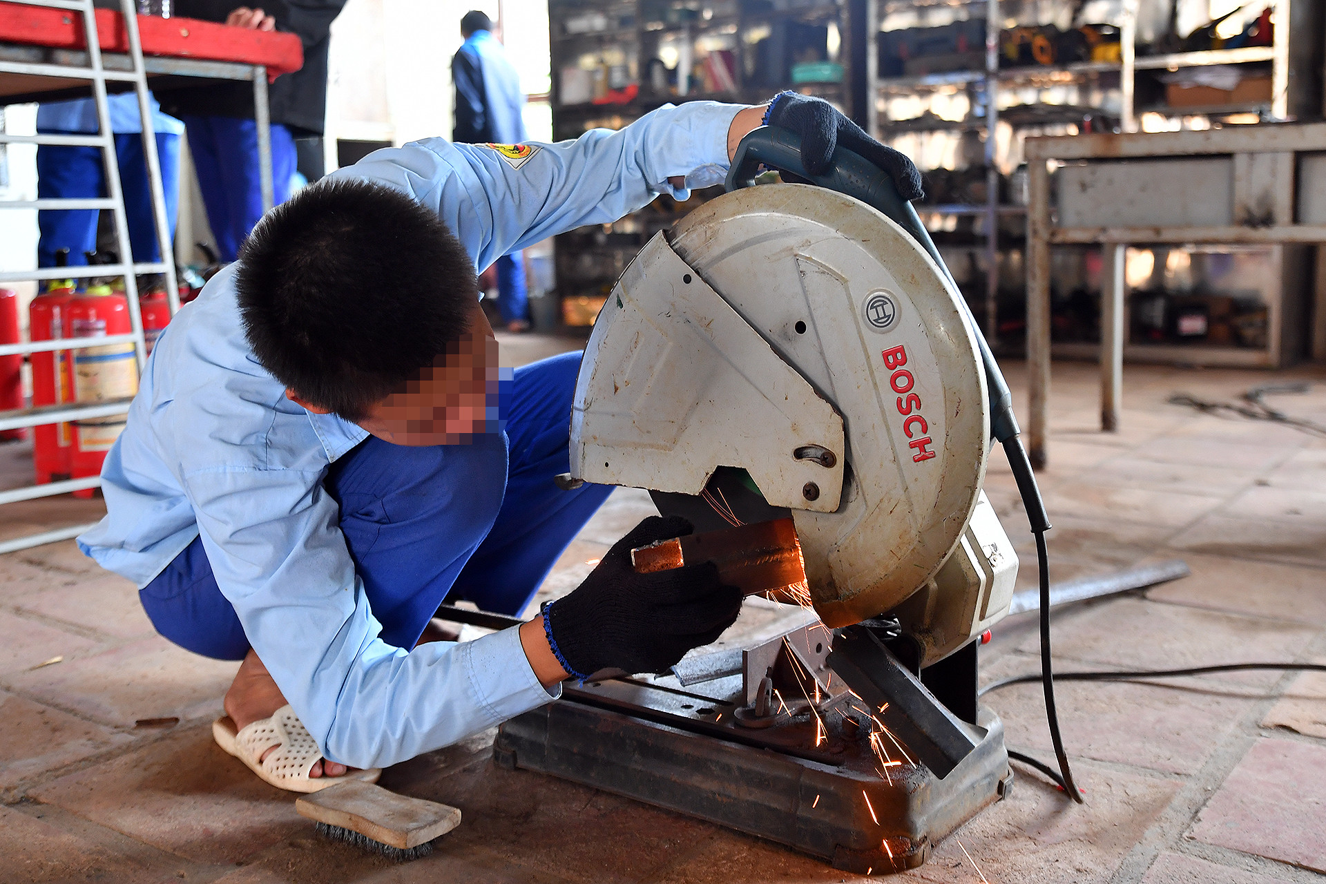 Những trở ngại ấy không những không làm Đại úy Trần Đại Lượng e ngại, mà trái lại đã củng cố quyết tâm gieo mầm thiện lương trong "đàn con thơ" của mình. "Giáo dục các em chính là cứu cuộc đời, là mang lại hạnh phúc cho gia đình các em và đồng thời mang lại bình yên cho xã hội", anh chia sẻ.