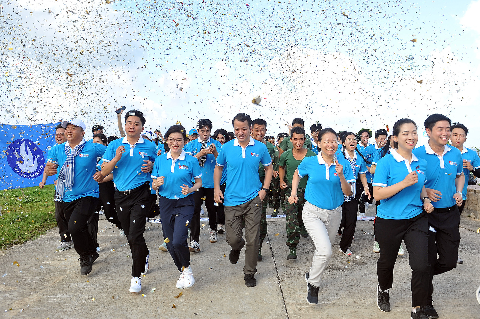 Bí thư Trung ương Đoàn, Trưởng đoàn Hành trình "Sinh viên với biển, đảo Tổ quốc" năm 2024 Ngô Văn Cương (đứng giữa) và các đại biểu trong khoảnh khắc xuất phát.