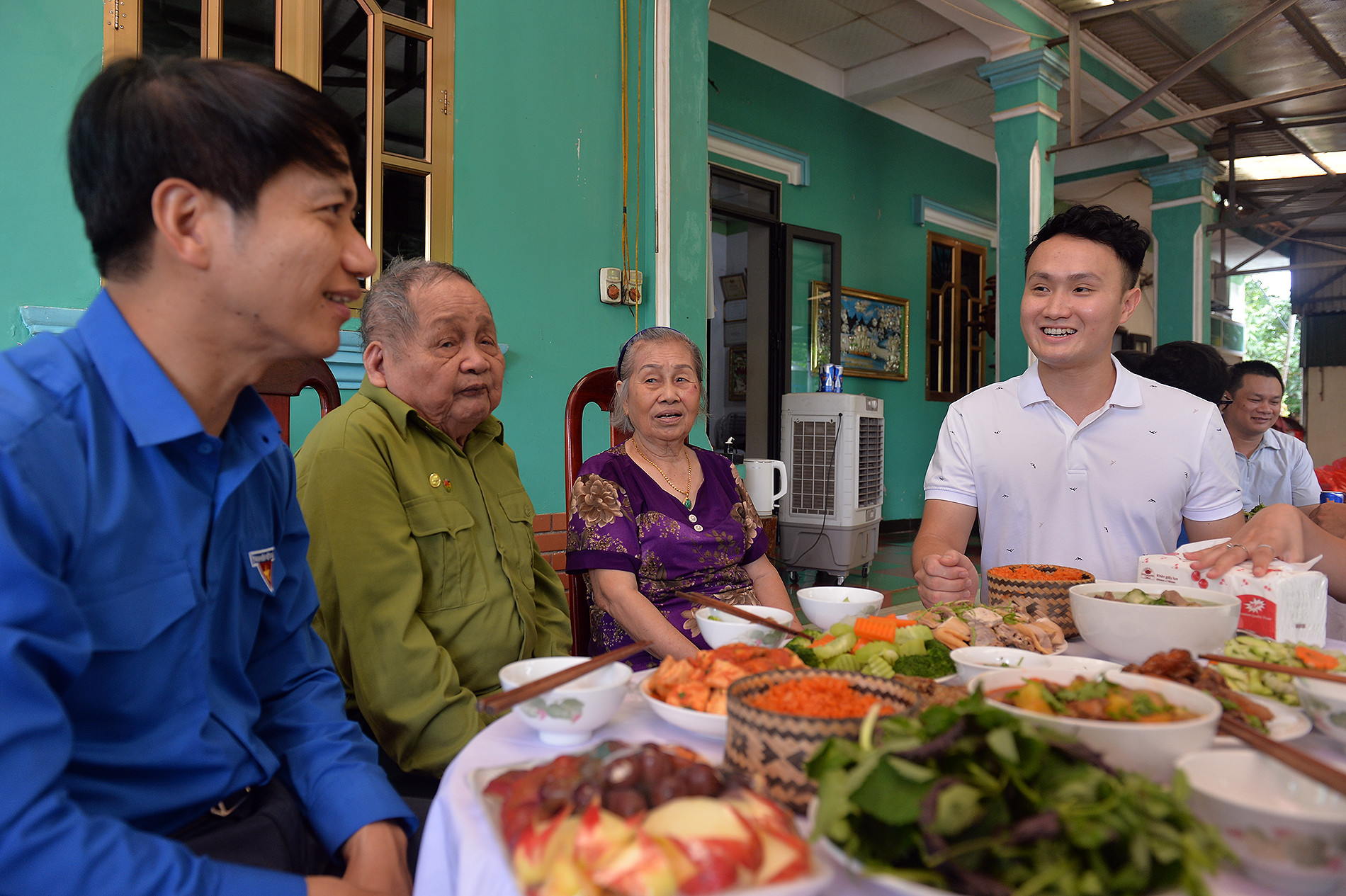 Đồng chí Nguyễn Ngọc Lương và các thành viên đoàn công tác cùng đoàn viên, thanh niên địa phương dự bữa cơm đầm ấm với gia đình ông Nguyễn Hữu Chấp.