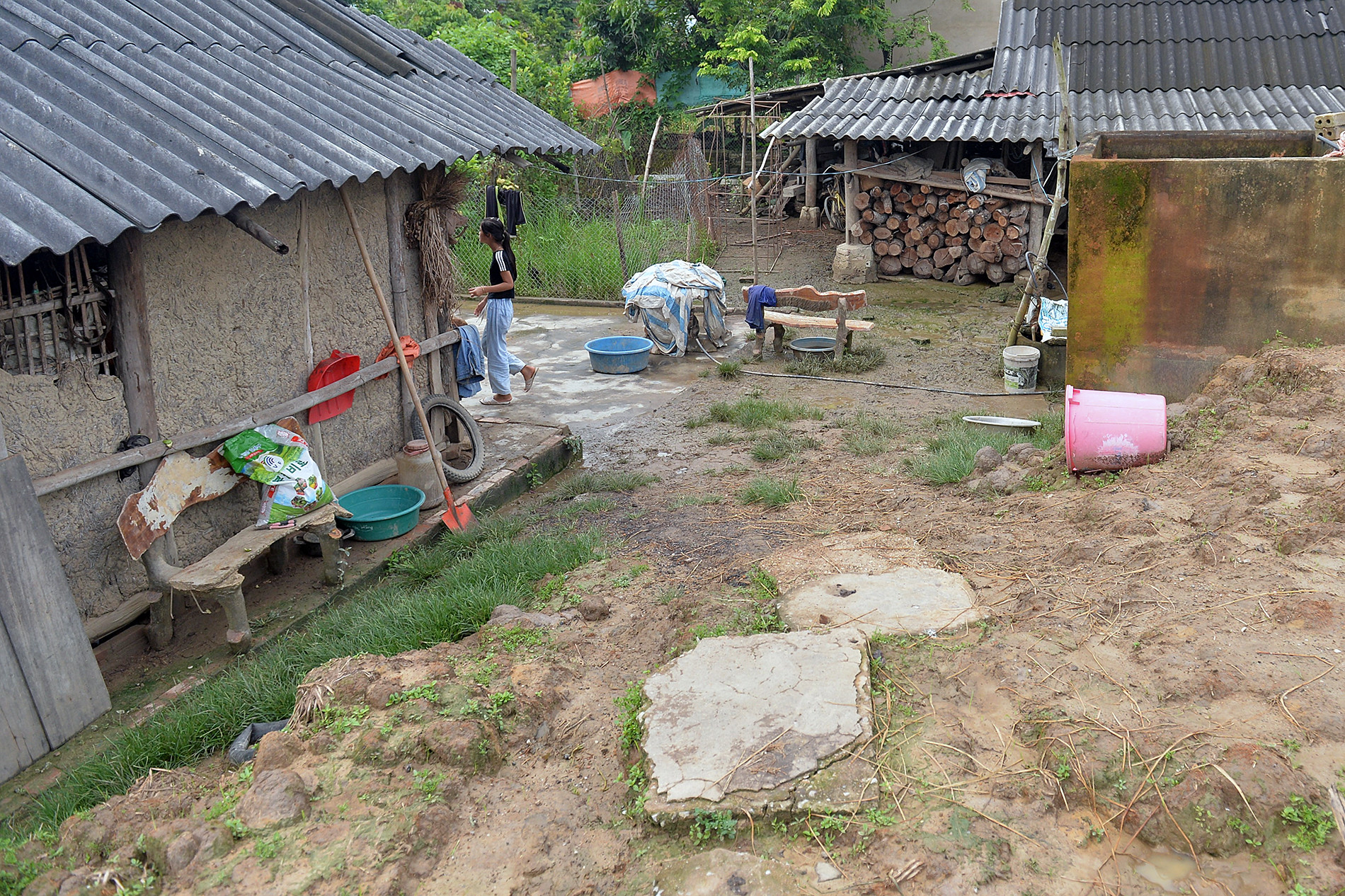 Đường vào căn nhà nhỏ của bà Lò Thị Lả.