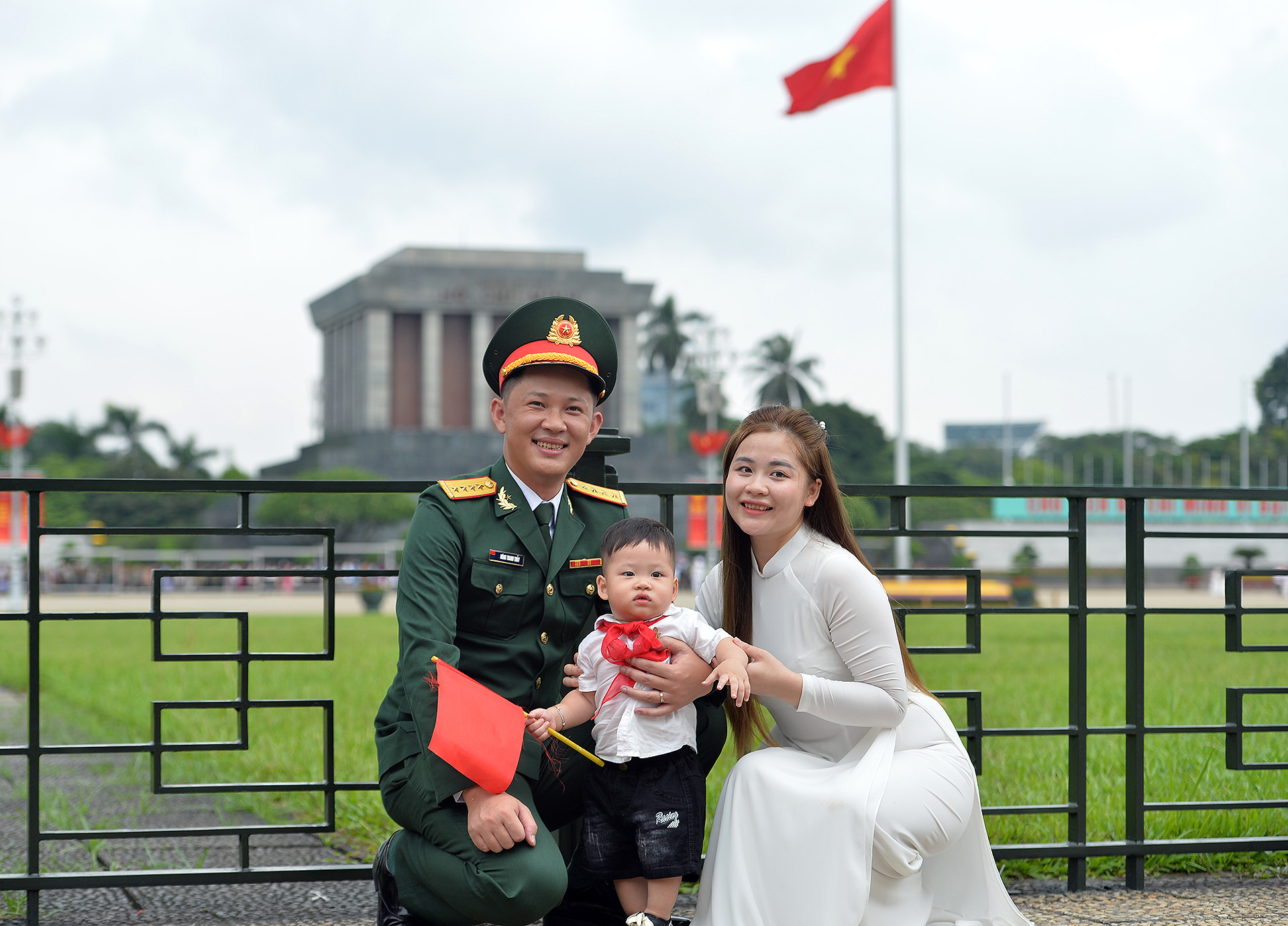 Nhiều gia đình trẻ với thành viên là cán bộ, chiến sĩ lực lượng vũ trang cũng nhân dịp này lưu lại những tấm ảnh đầy tự hào bên người thân. Nhiều gia đình trẻ với thành viên là cán bộ, chiến sĩ lực lượng vũ trang cũng nhân dịp này lưu lại những tấm ảnh đầy tự hào bên người thân.