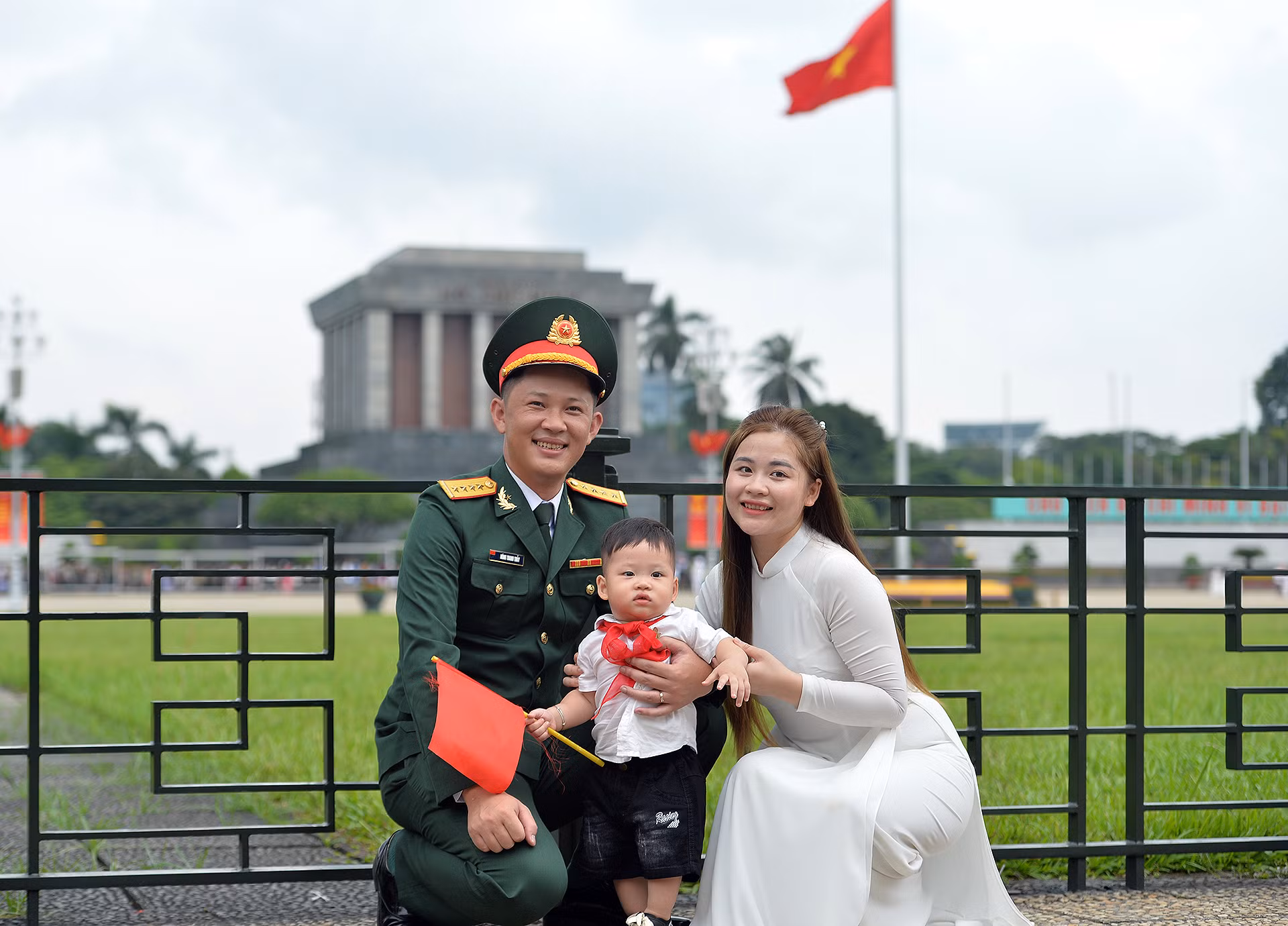 Nhiều gia đình trẻ với thành viên là cán bộ, chiến sĩ lực lượng vũ trang cũng nhân dịp này lưu lại những tấm ảnh đầy tự hào bên người thân. Nhiều gia đình trẻ với thành viên là cán bộ, chiến sĩ lực lượng vũ trang cũng nhân dịp này lưu lại những tấm ảnh đầy tự hào bên người thân.